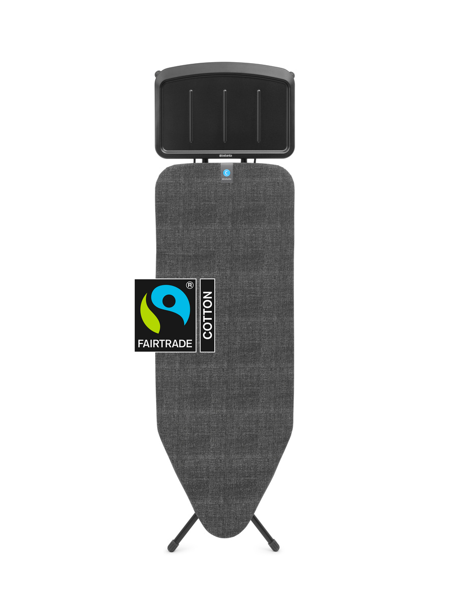 Ein Bügelbrett mit dunkelgrauem Bezug, schwarzer Bügeleisenablage und Beinen. Ein Fairtrade-Logo ist auf dem Brett.