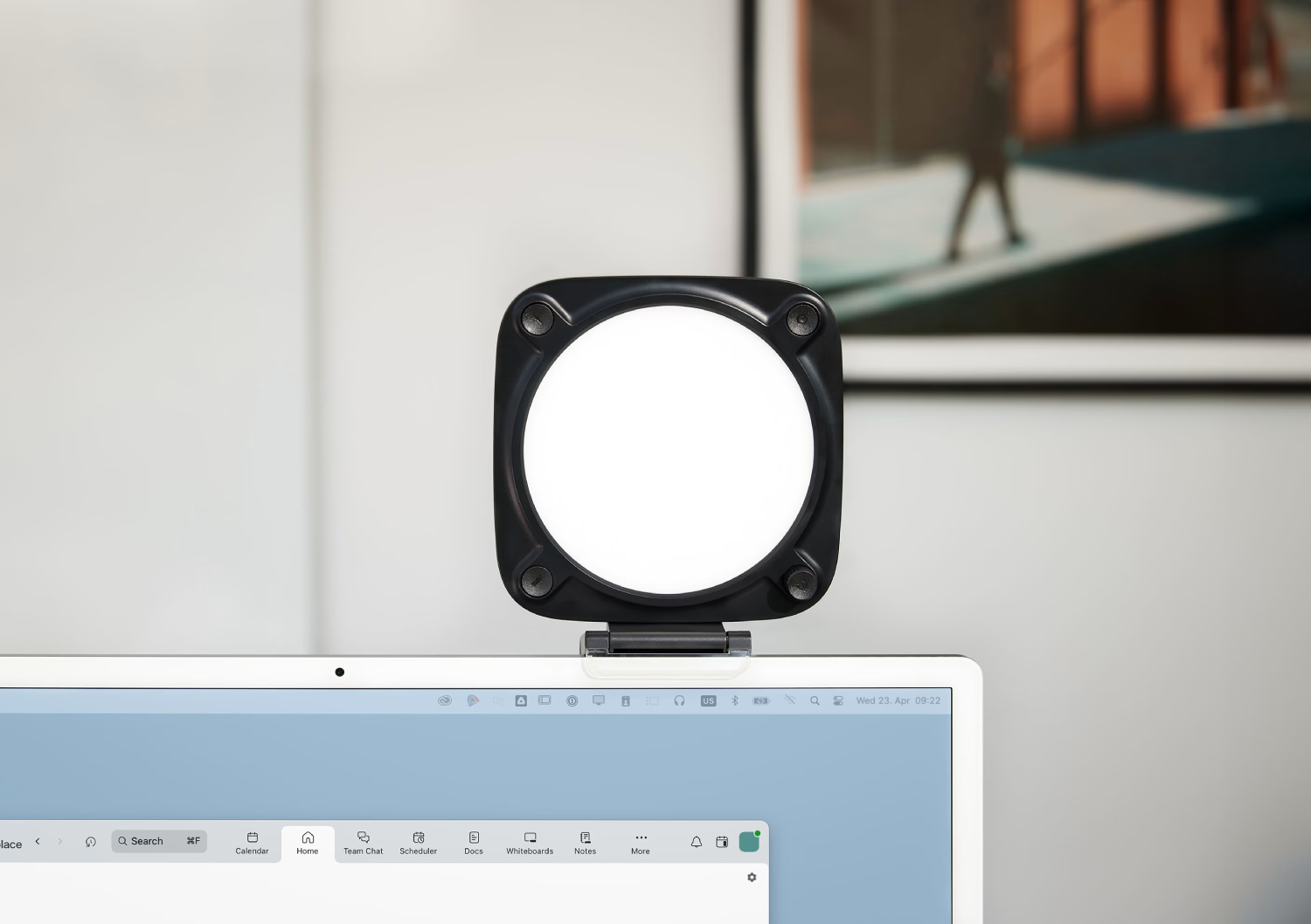 Una luz negra está conectada a una laptop. La luz es cuadrada con una luz blanca circular en el centro.
