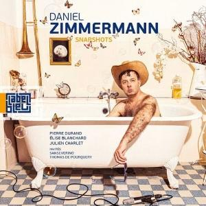 Mann mit Cowboyhut in der Badewanne. Schmetterlinge und eine Trompete sind im Hintergrund. Das Albumcover ist für Daniel Zimmermann.