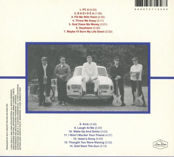 Band posiert mit einem weißen Auto. Fünf Männer stehen und sitzen vor dem Auto. Album-Trackliste und Plattenlabel werden gezeigt.