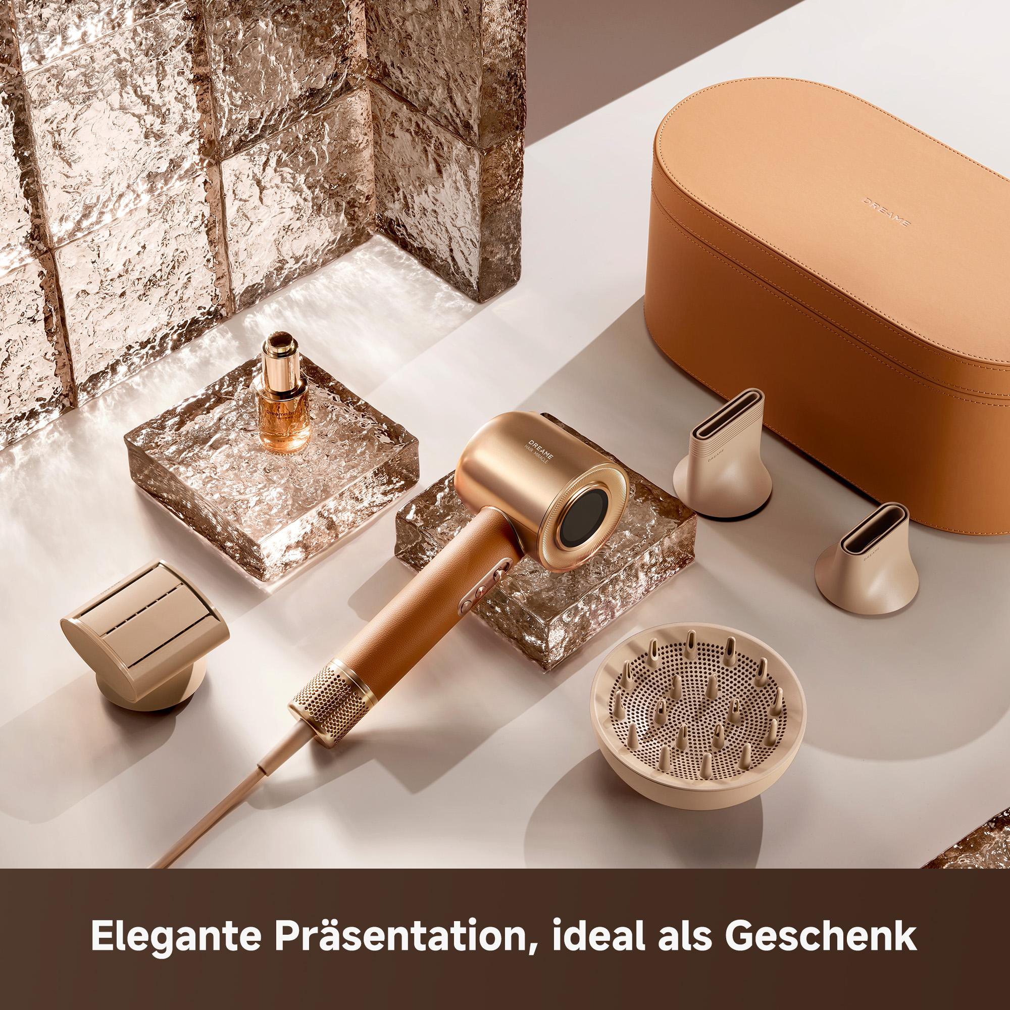 Goldener Haartrockner und Zubehör auf weißer Oberfläche. Braune Box im Hintergrund.
