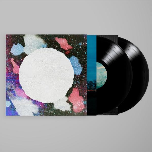 Albumcover mit weißem Kreis auf buntem Hintergrund, schwarze Schallplatten sichtbar. Cover hat blaue, rosa und weiße Farbspritzer.