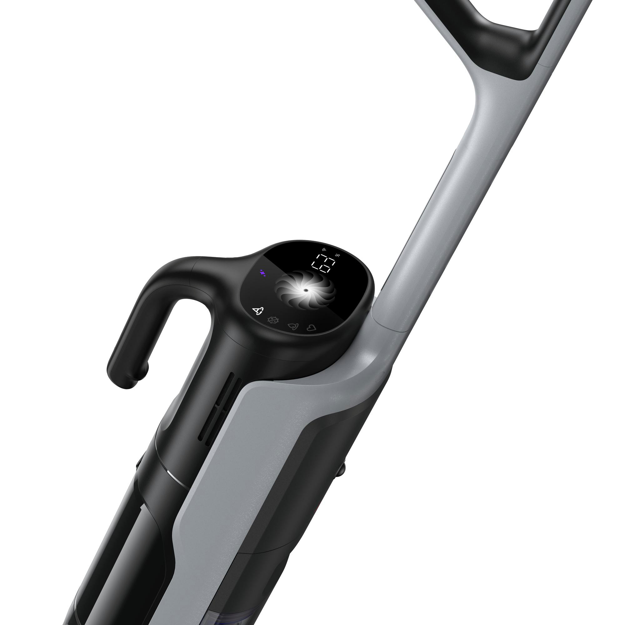 Nahaufnahme eines schwarz-grauen Staubsaugers mit Digitalanzeige und Griff. Weißer Hintergrund.