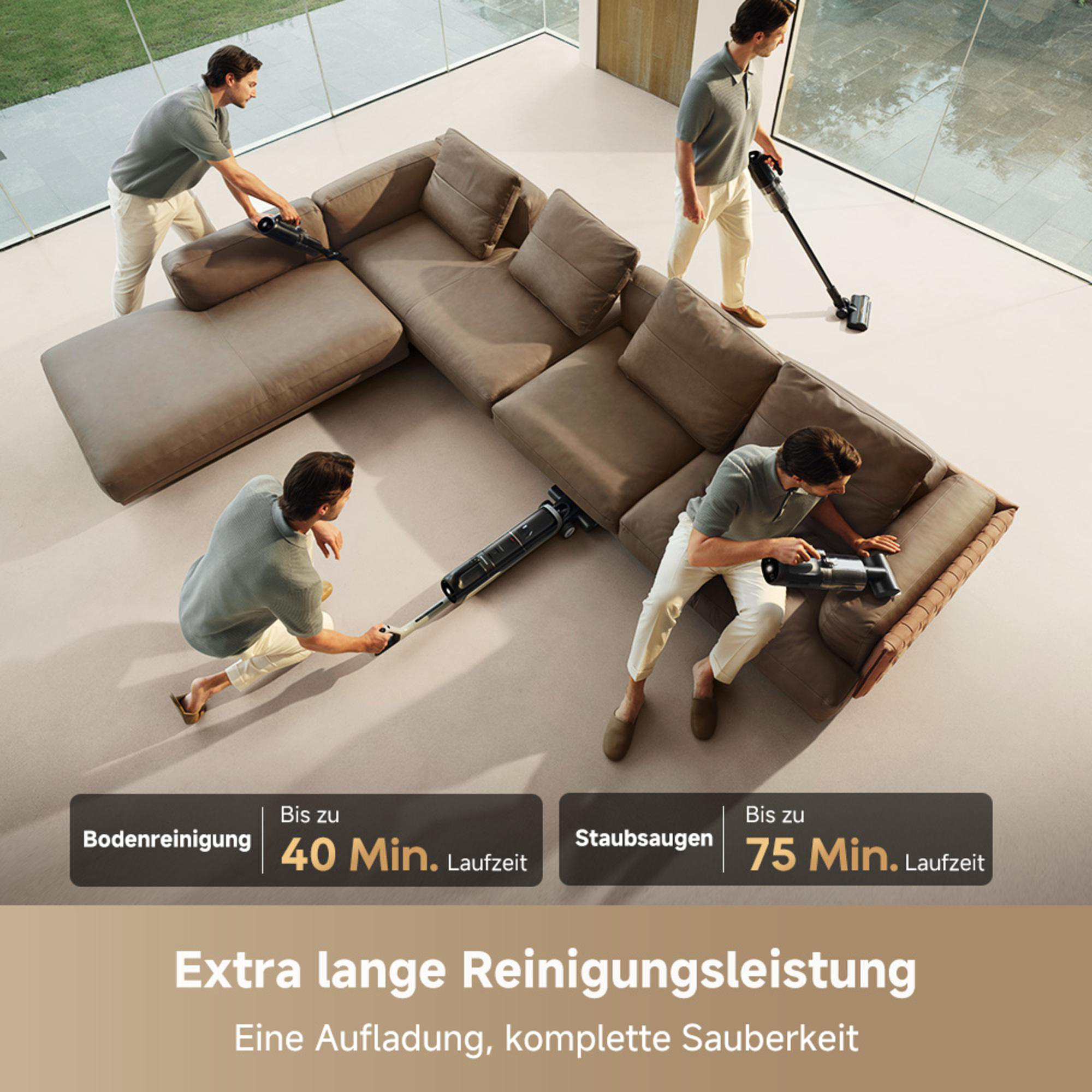 Männer saugen ein braunes Sofa mit schwarzen Staubsaugern. Text: 40 Min. Bodenreinigung, 75 Min. Staubsaugen. Extra lange Reinigung.