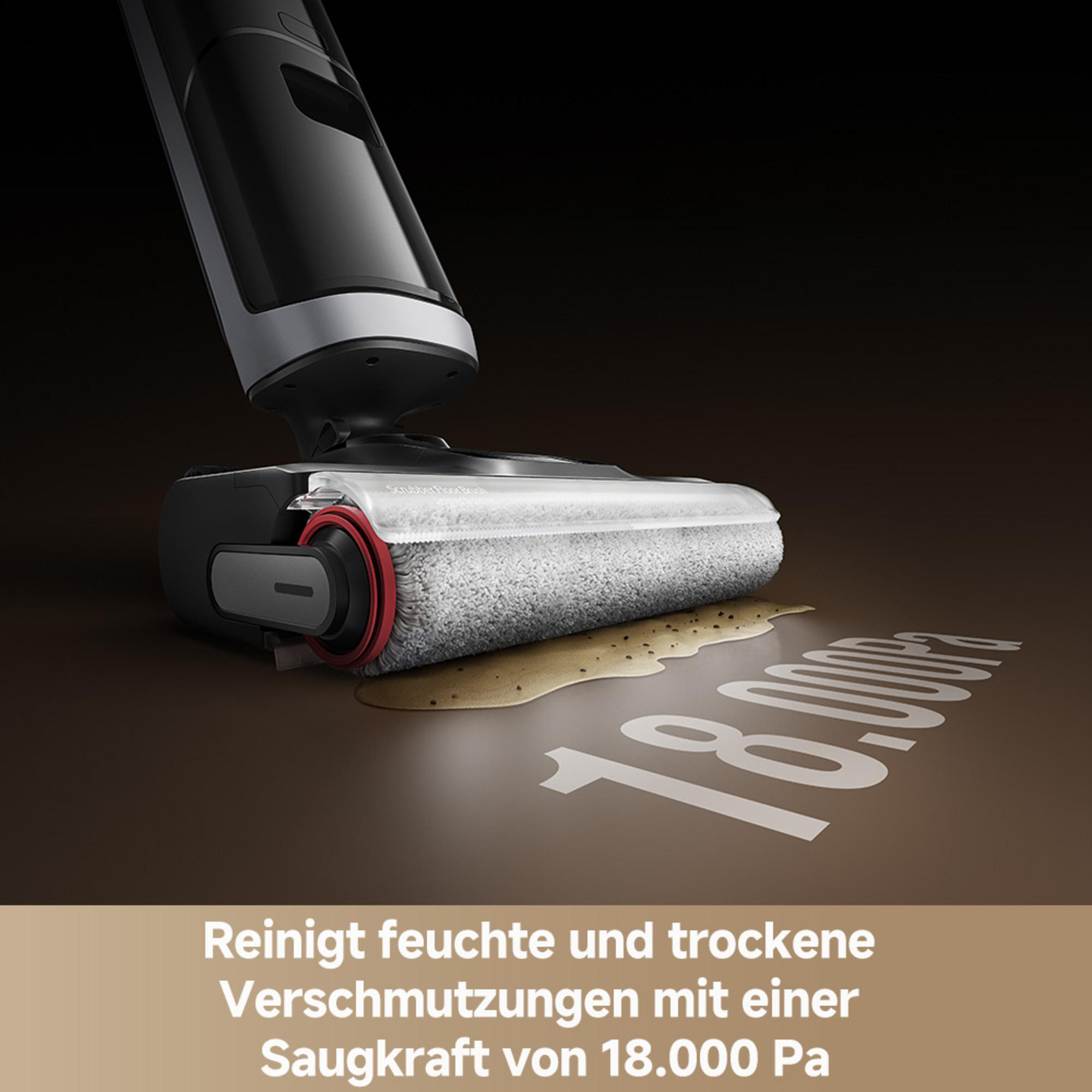 Ein schwarz-silberner Bodenreiniger reinigt eine braune Oberfläche. Der Text in Weiß lautet '18.000 Pa'.