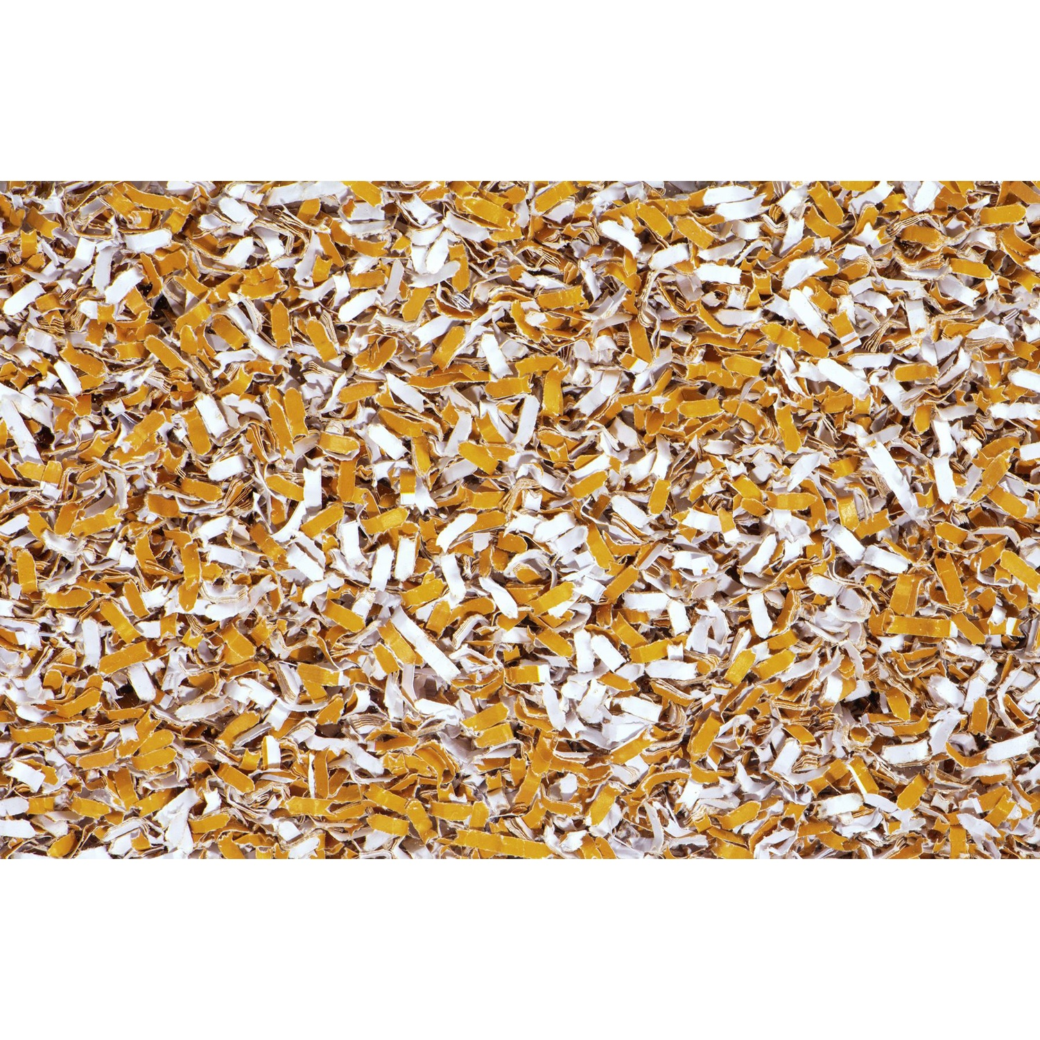 Primo piano di pezzi di carta sminuzzata. I pezzi sono un mix di bianco e giallo, sparsi in un motivo denso.