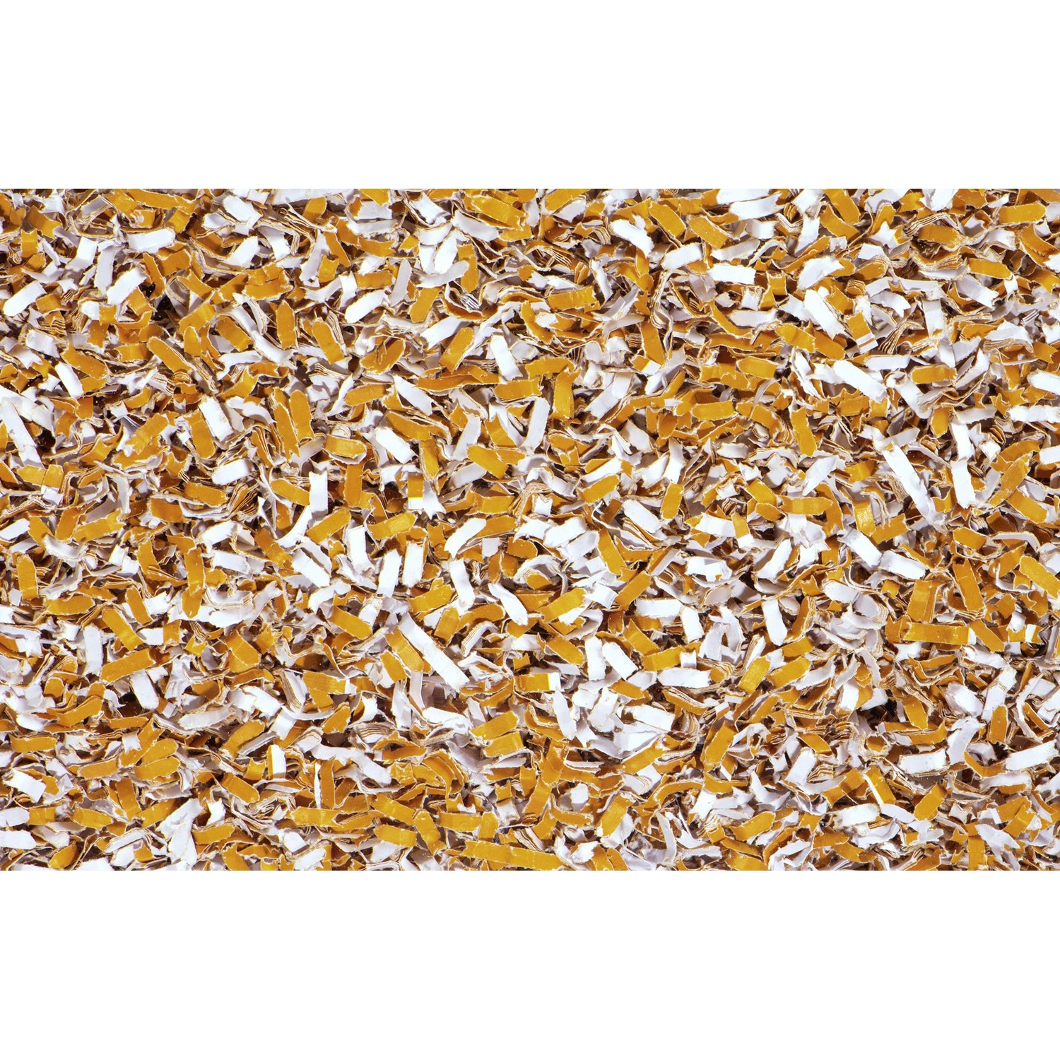 Primo piano di carta sminuzzata. I pezzi di carta sono un mix di bianco e giallo, fittamente impacchettati, che riempiono il fotogramma. Lo sfondo è bianco.