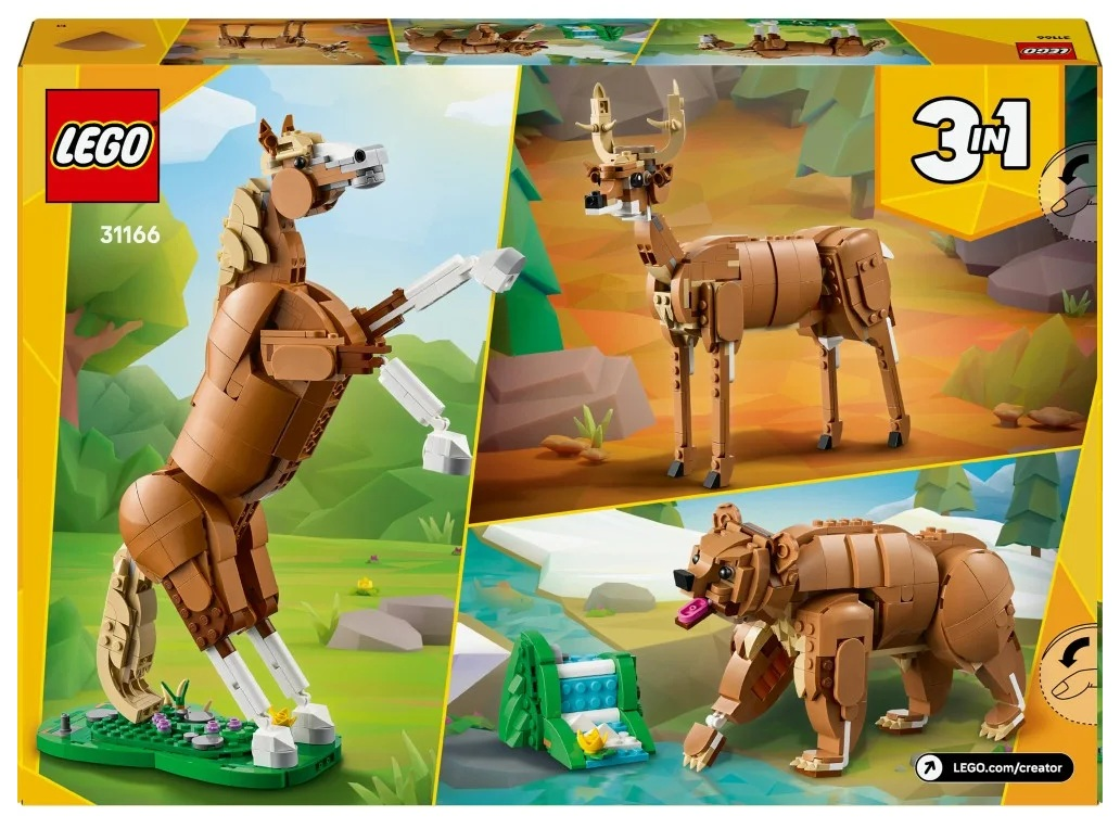 Zestaw LEGO 3 w 1. Koniu wspinający się, jeleń stojący i niedźwiedź chodzący, wszystkie z brązowych klocków. Zielona podstawa i tło.