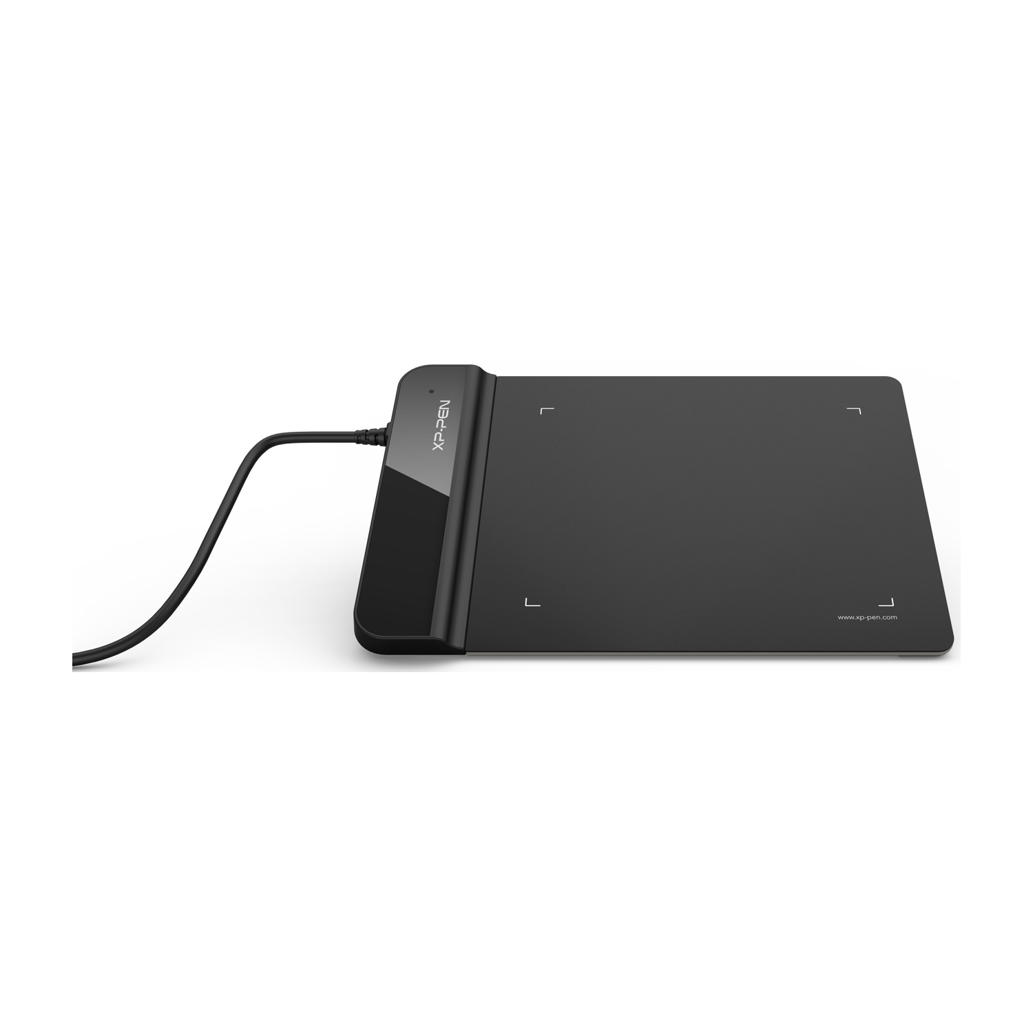 Un tablet grafico XP-PEN nero con un cavo collegato. È su uno sfondo bianco. Il tablet ha quattro indicatori angolari.