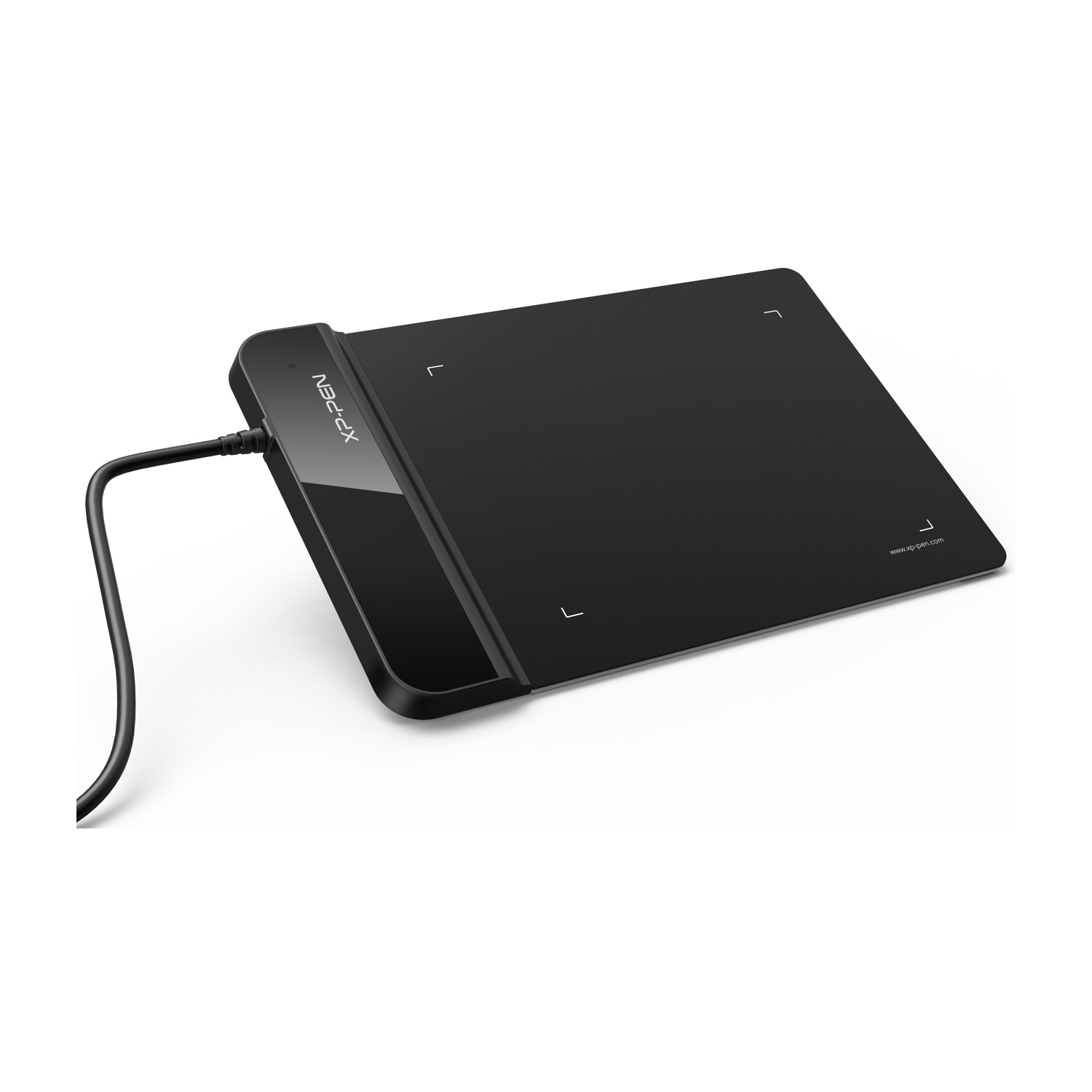 Un tablet XP-Pen nero. Ha un design rettangolare con angoli arrotondati, una parte laterale con il nome del marchio e un cavo collegato.