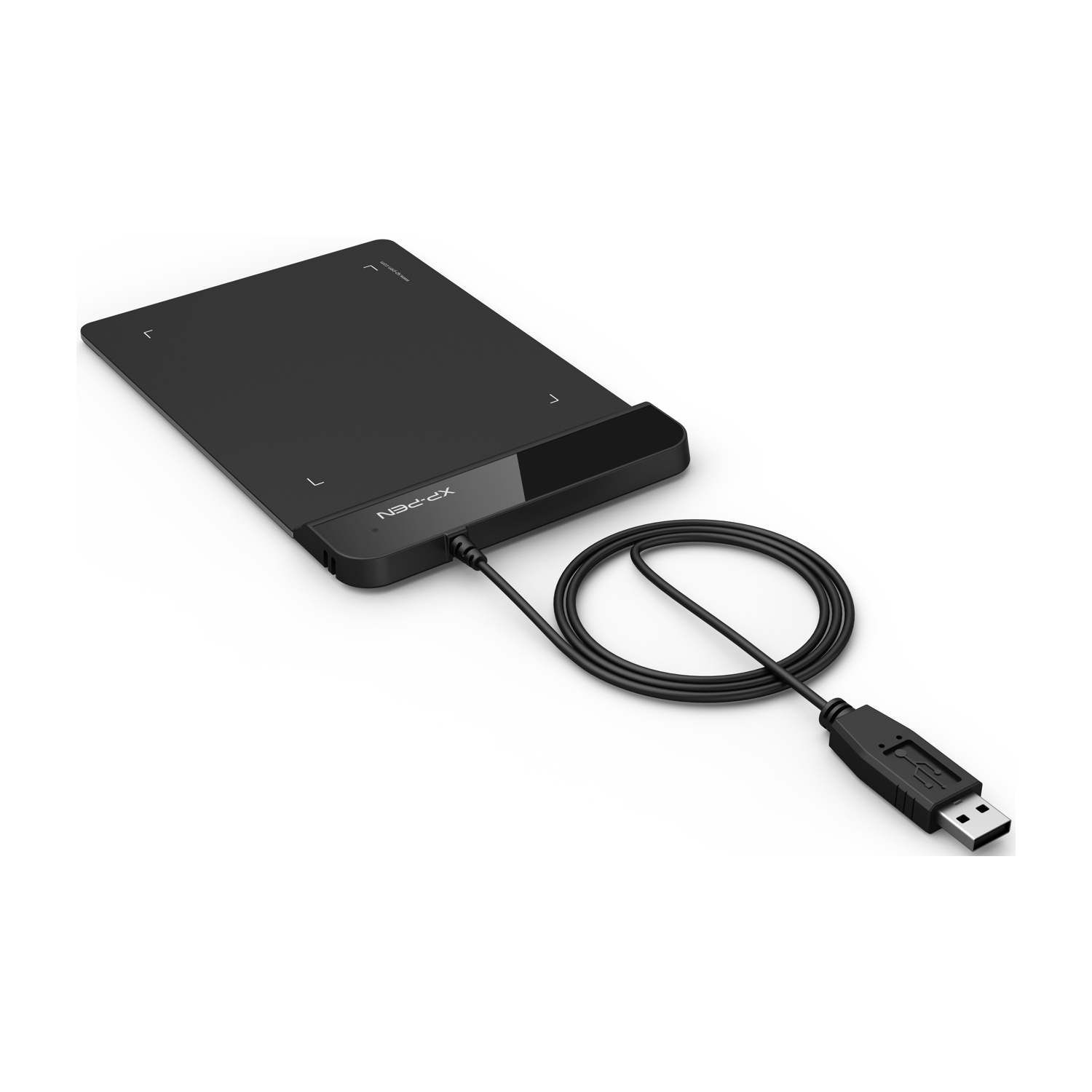 Tavoletta grafica XP-PEN nera con cavo USB. La tavoletta è rettangolare. Il cavo USB è arrotolato e collegato.