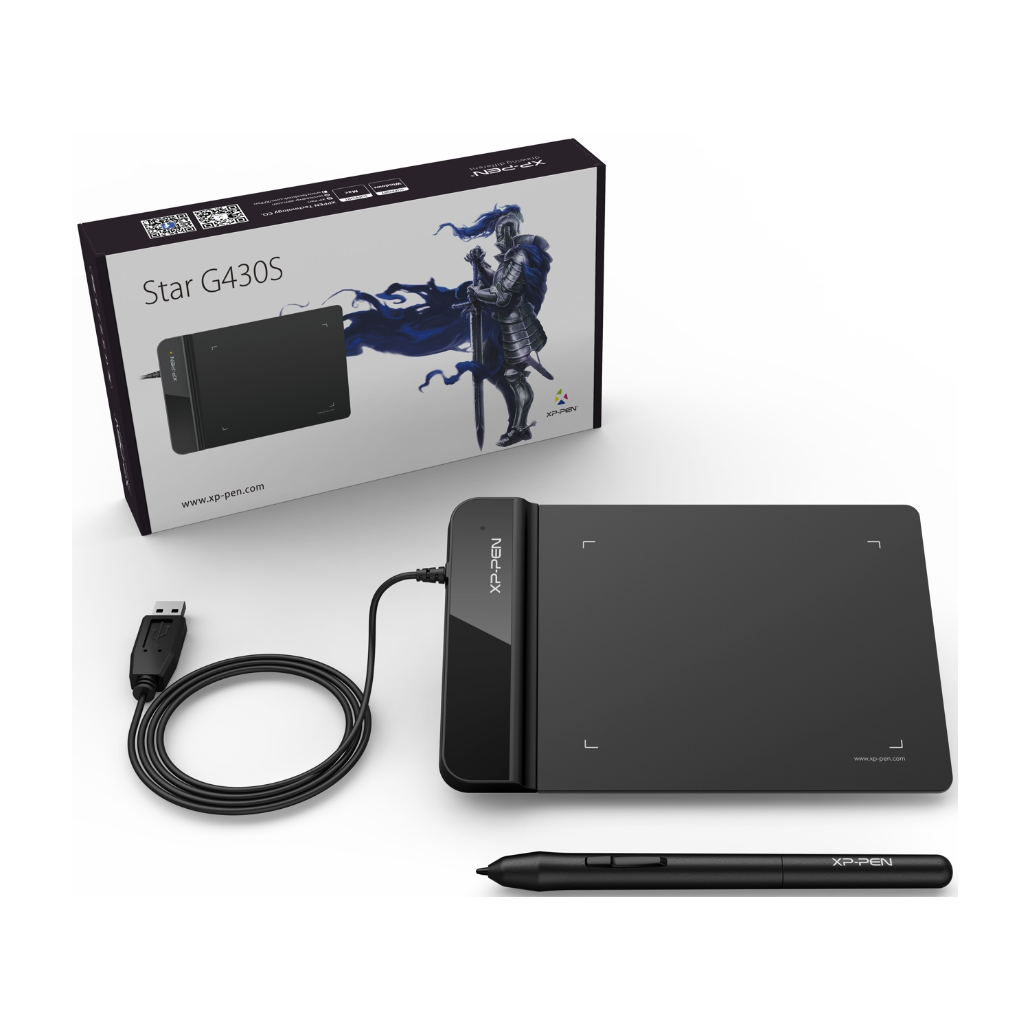 Una tavoletta grafica nera XP-Pen Star G430S con penna, scatola e cavo USB su una superficie bianca. La scatola ha un'illustrazione di cavaliere.