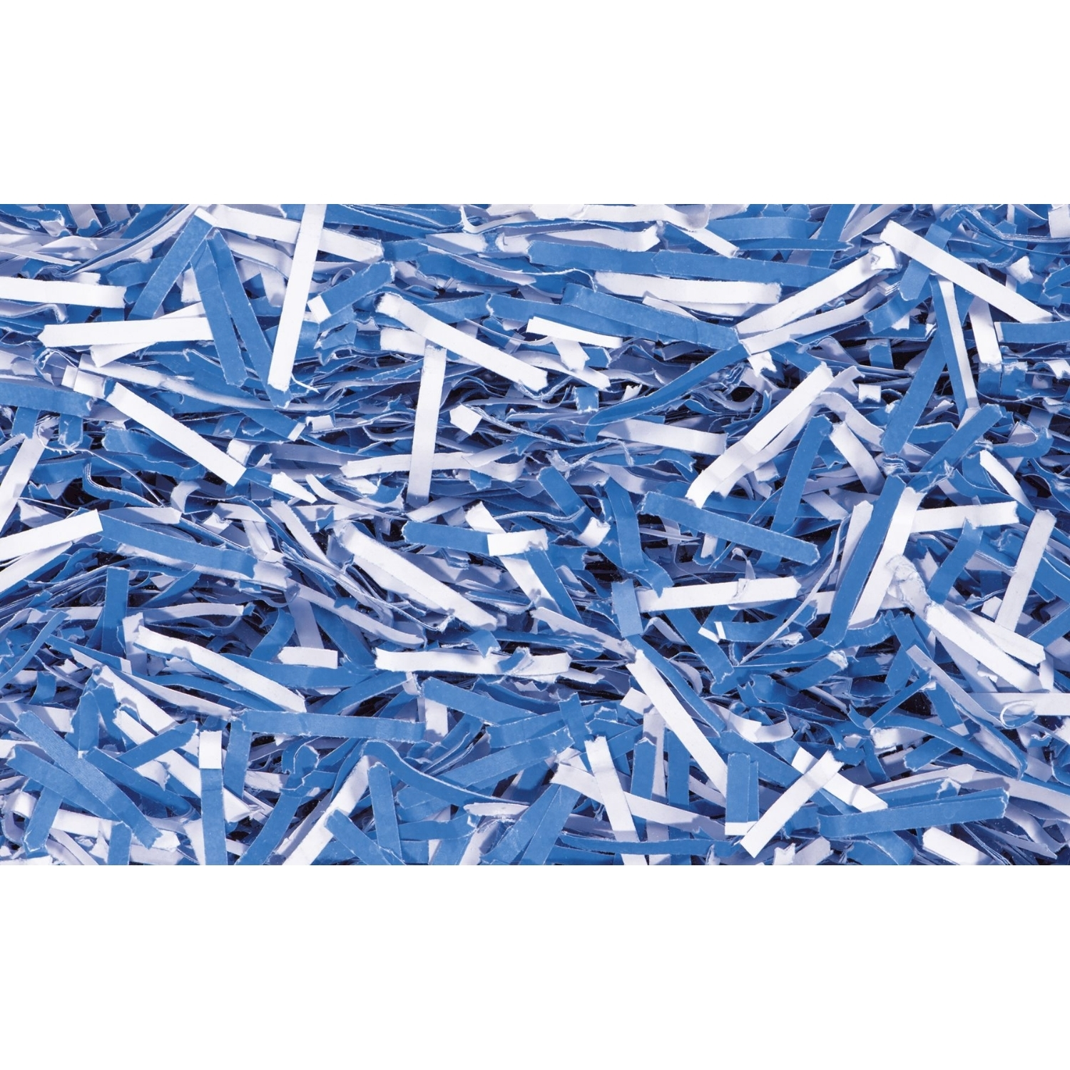 Primo piano di strisce di carta triturata. Pezzi di carta blu e bianca riempiono l'inquadratura, creando una superficie strutturata. Lo sfondo è bianco.