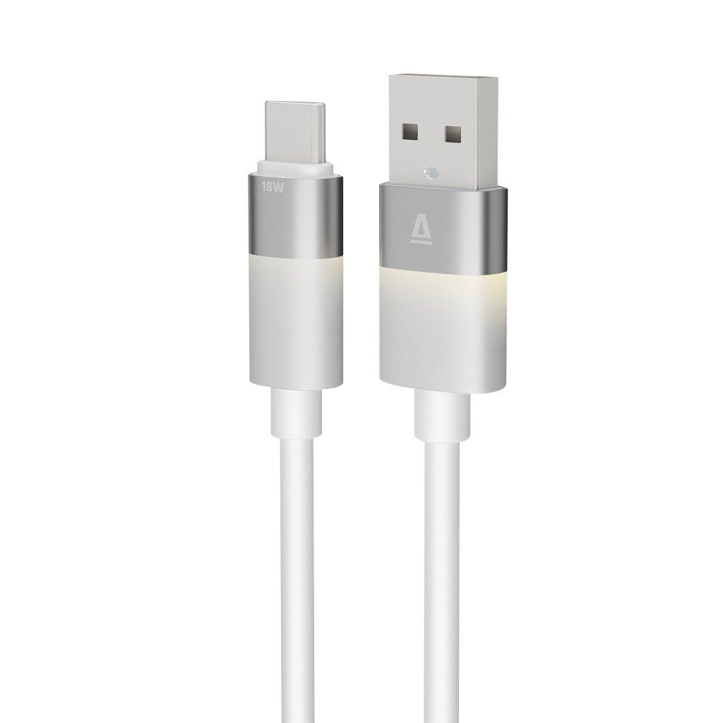 Két fehér USB töltőkábel. Az egyik USB-C csatlakozóval, a másik USB-A-val. Mindkettő ezüstszínű díszítéssel és fehér kábellel rendelkezik.
