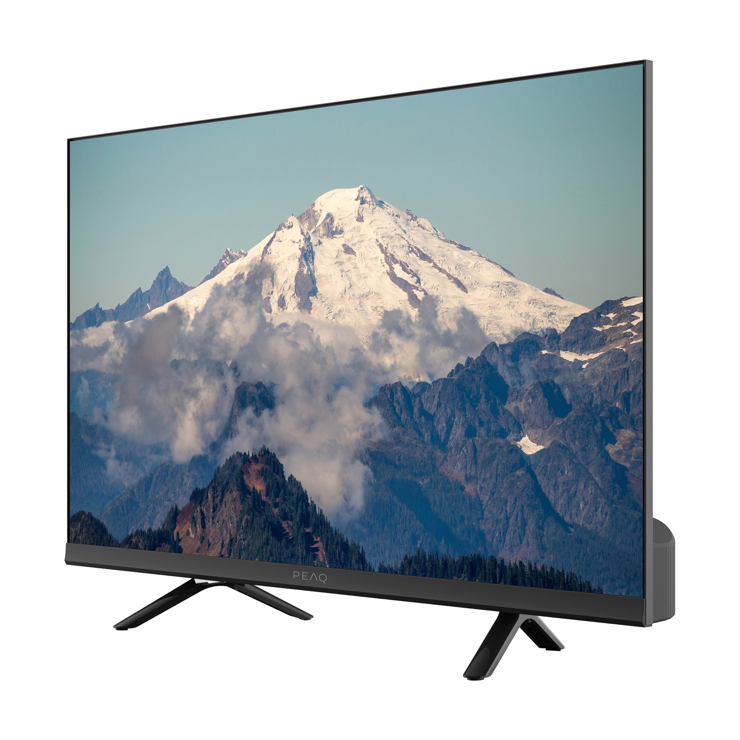 Una TV mostra una scena di montagna con vette innevate e foreste verdi. La TV è nera con un supporto e il marchio PEAQ.