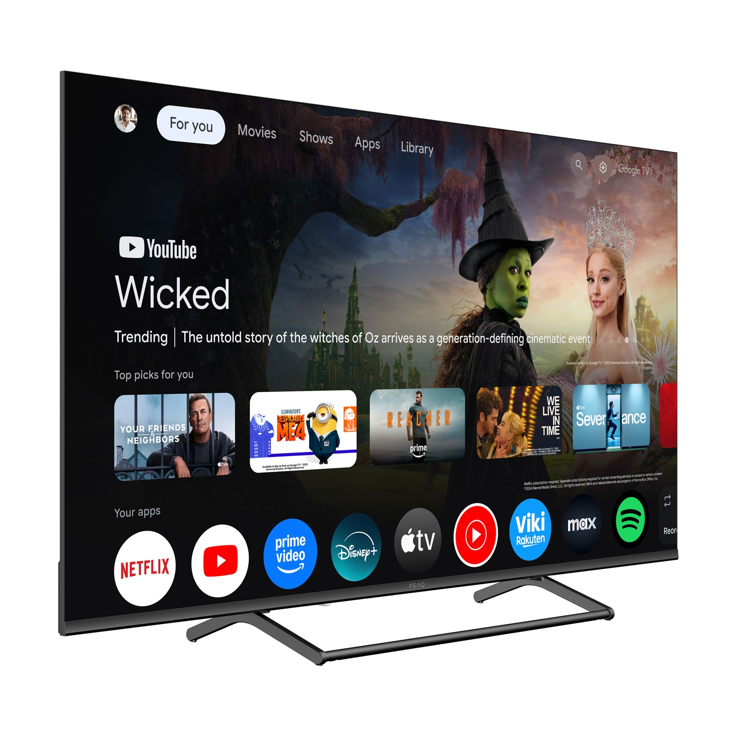 Un schermo TV mostra l'interfaccia di YouTube, con "Wicked" e app come Netflix e Prime Video. Lo sfondo mostra una scena del film.