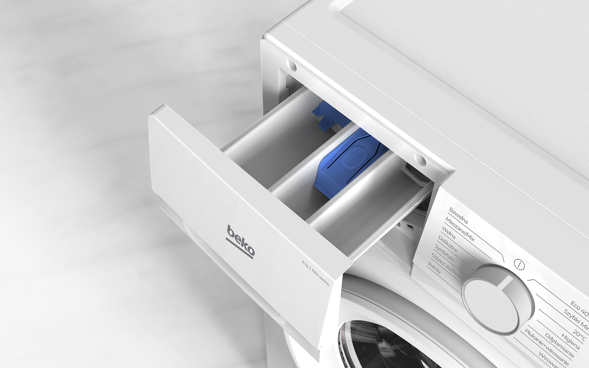 Zbliżenie białej pralki Beko z otwartą szufladą na detergent. Widoczne niebieskie przegródki. Pokrętło pokazuje ustawienia prania.