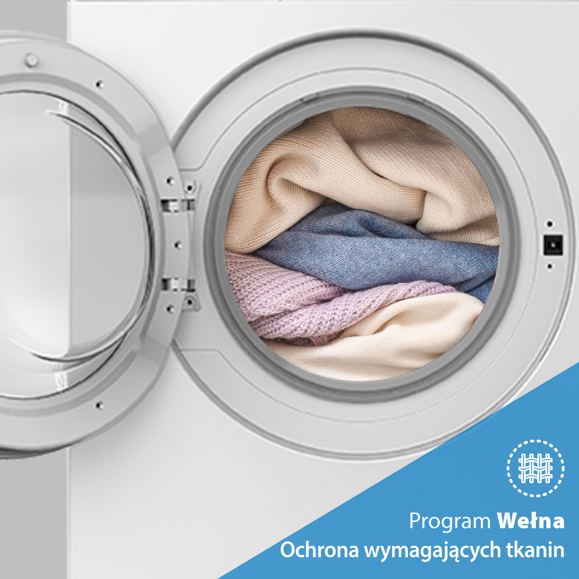 Otwarte drzwi pralki z kolorowymi ubraniami w środku. Biała pralka z niebiesko-białym tekstem na dole.