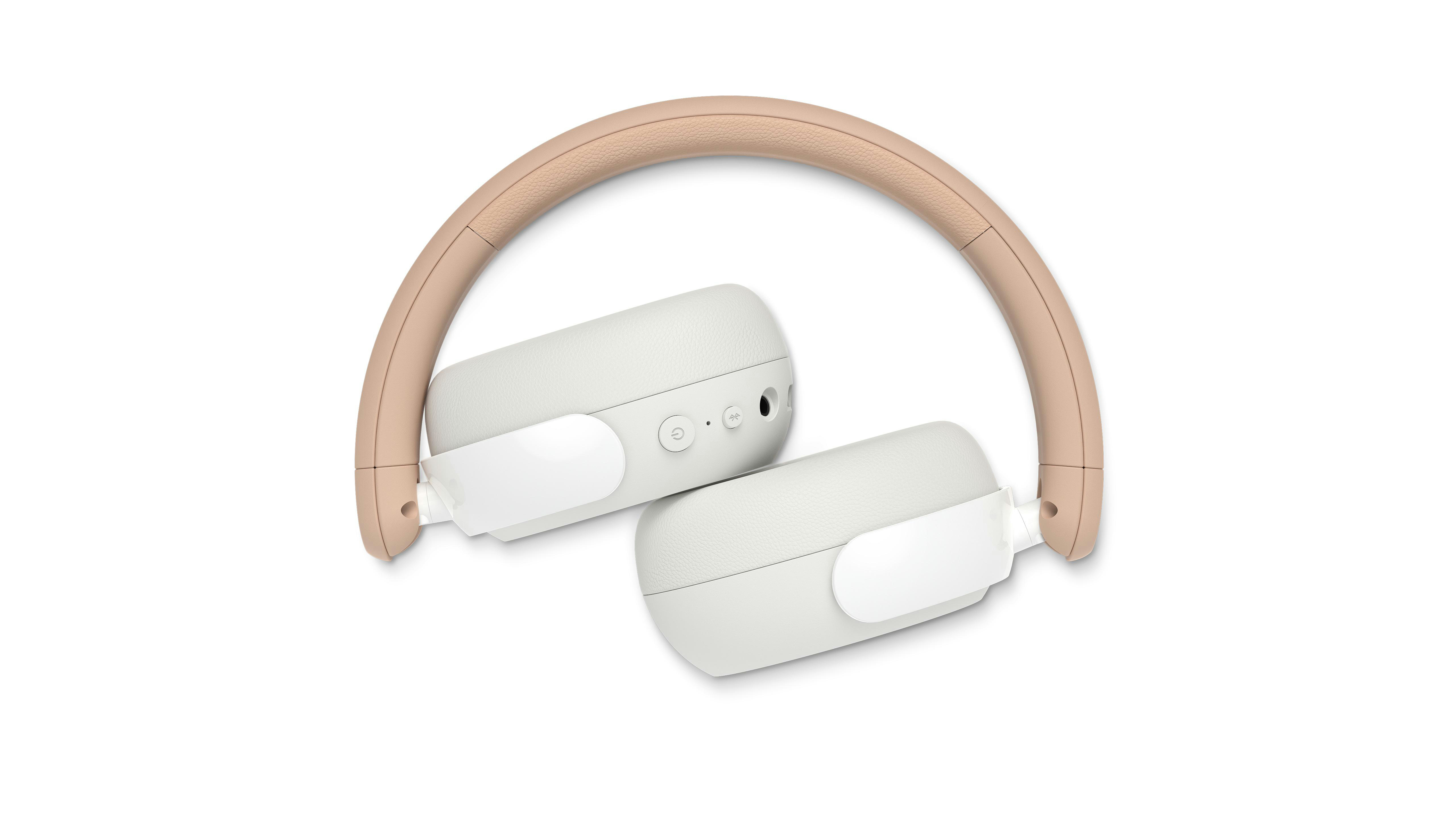 Over-Ear-Kopfhörer auf weißem Hintergrund. Die Kopfhörer sind beige und weiß. Der Kopfbügel ist gebogen.