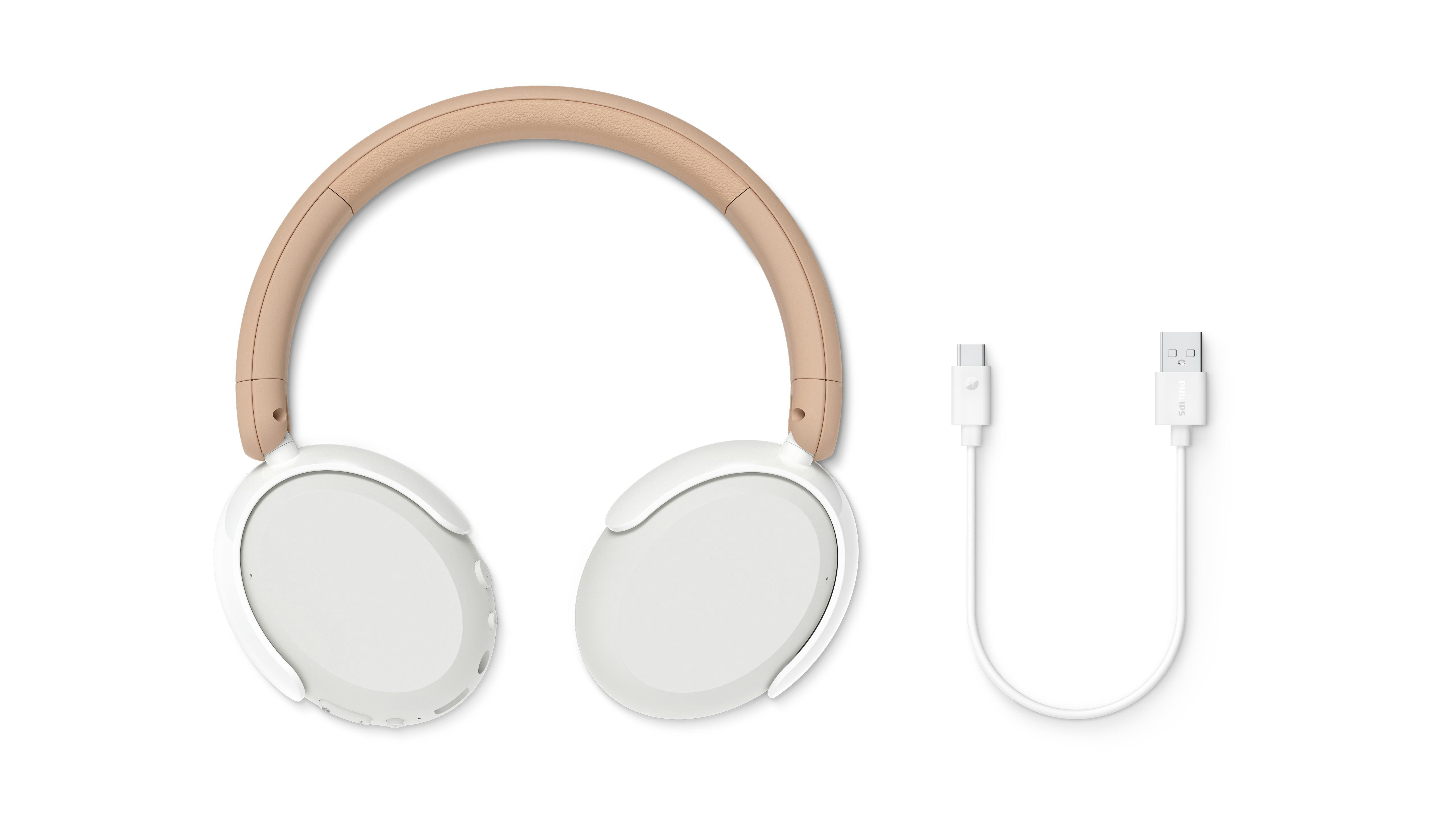 Over-Ear-Kopfhörer mit beigem Bügel und weißen Ohrmuscheln auf weißem Untergrund. Ein weißes USB-Kabel ist ebenfalls vorhanden.
