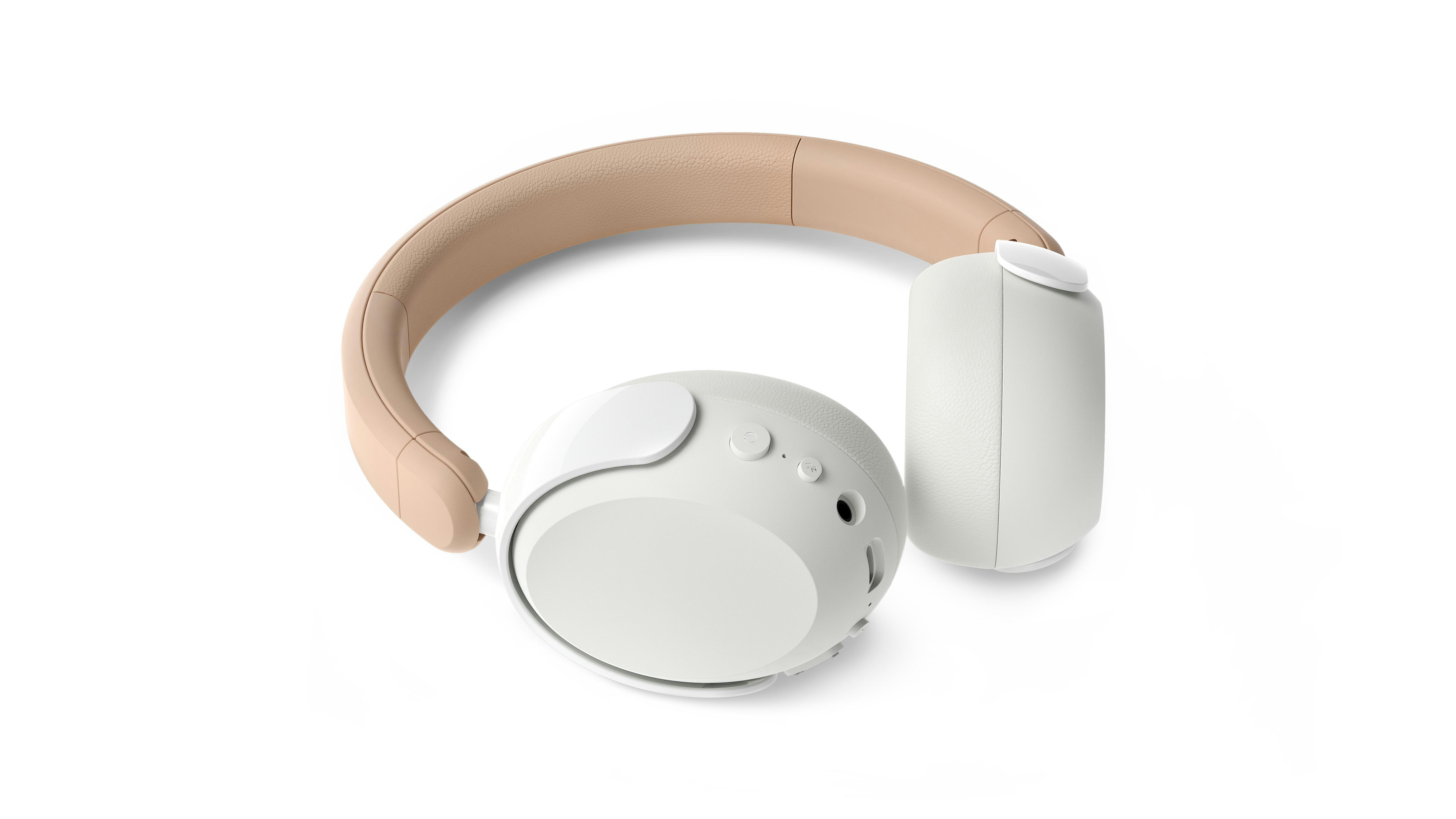 Weiße und beige Kopfhörer auf weißem Hintergrund. Das Kopfband ist beige, die Ohrmuscheln sind weiß, das Design minimalistisch.