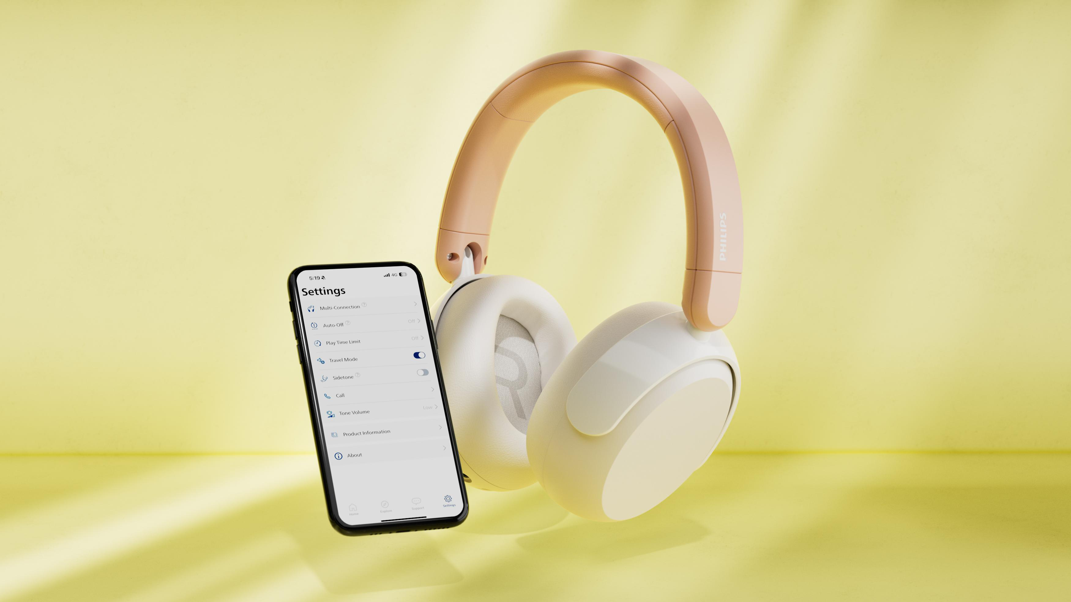Kopfhörer und ein Smartphone vor gelbem Hintergrund. Das Telefon zeigt Einstellungen. Die Kopfhörer sind pfirsichfarben und weiß.