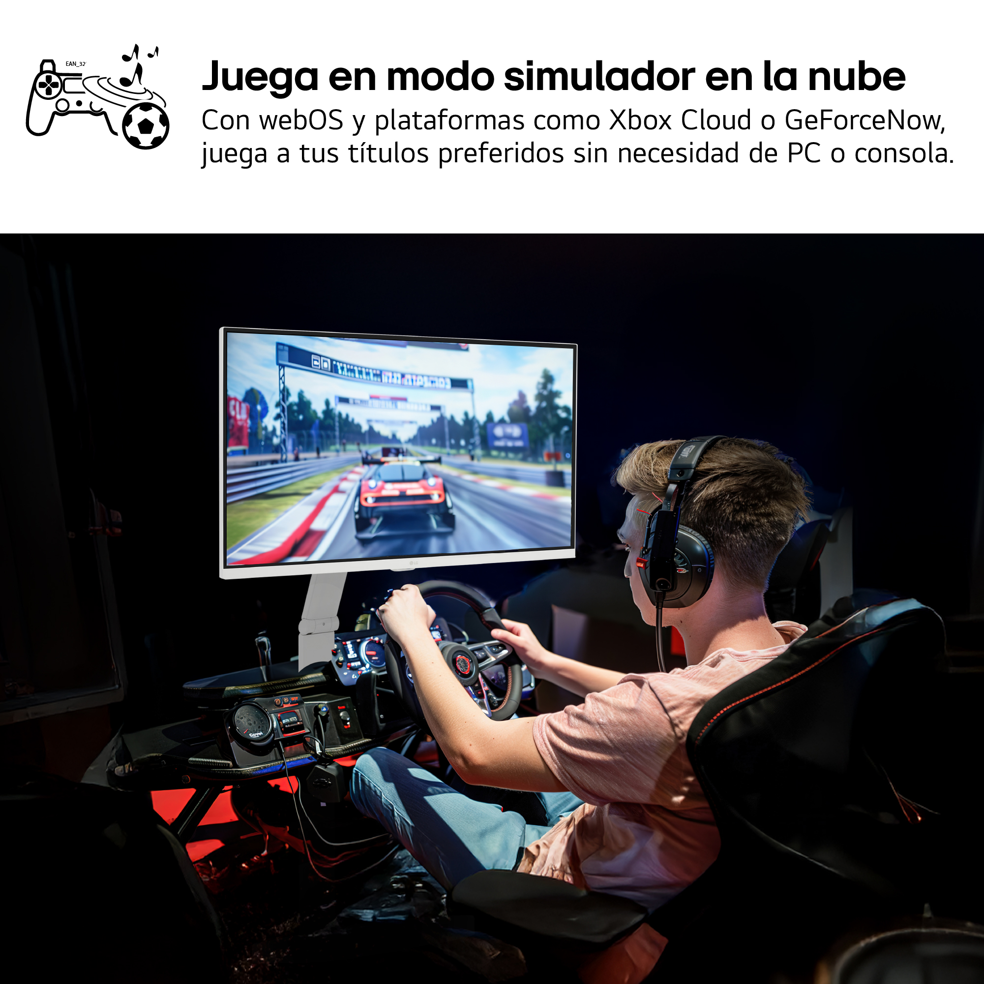 Una persona con auriculares usa un simulador de carreras. Una pantalla muestra un juego de carreras. El fondo es oscuro.
