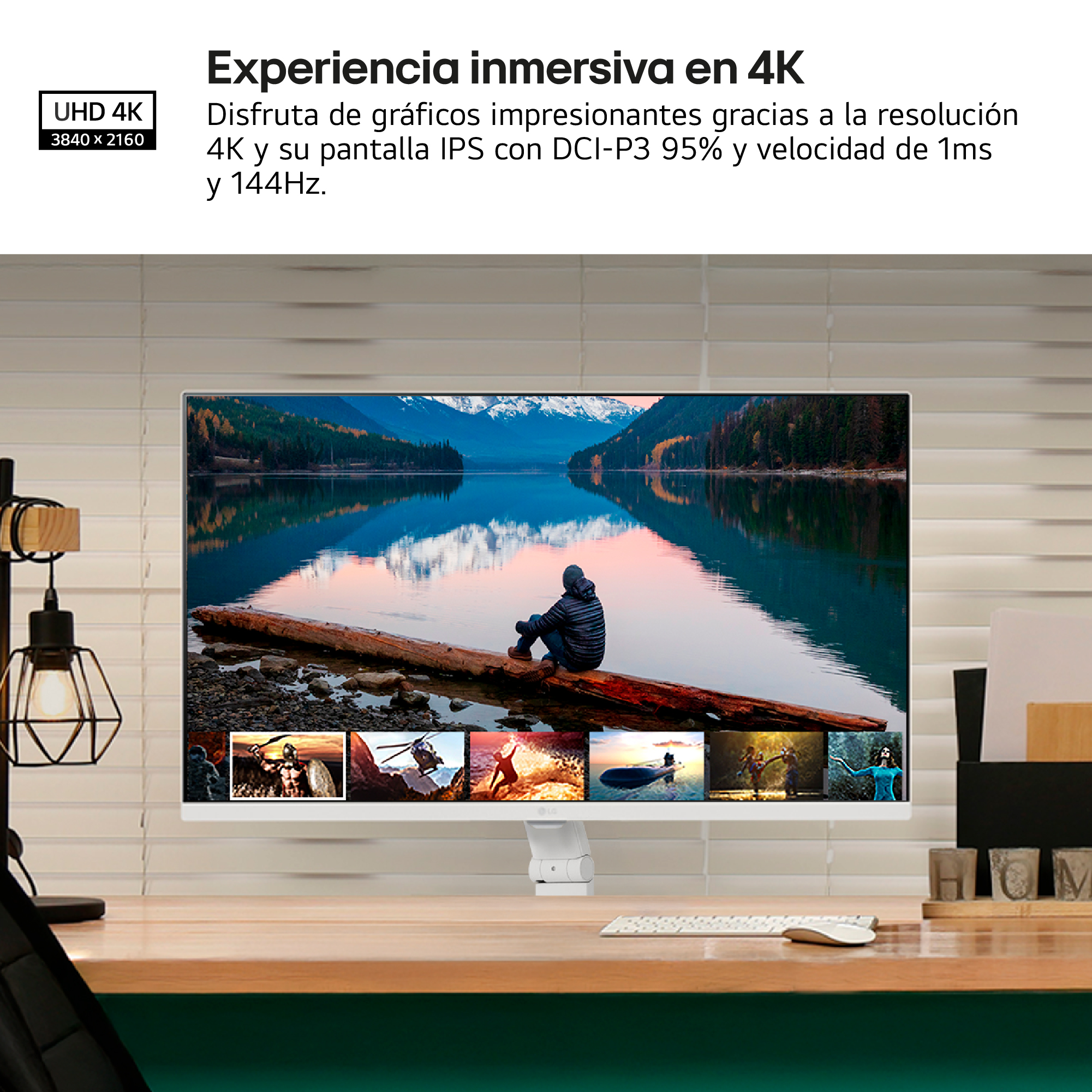 Un monitor muestra una vista panorámica del lago. Una persona está sentada en un tronco. El monitor está sobre un escritorio de madera.