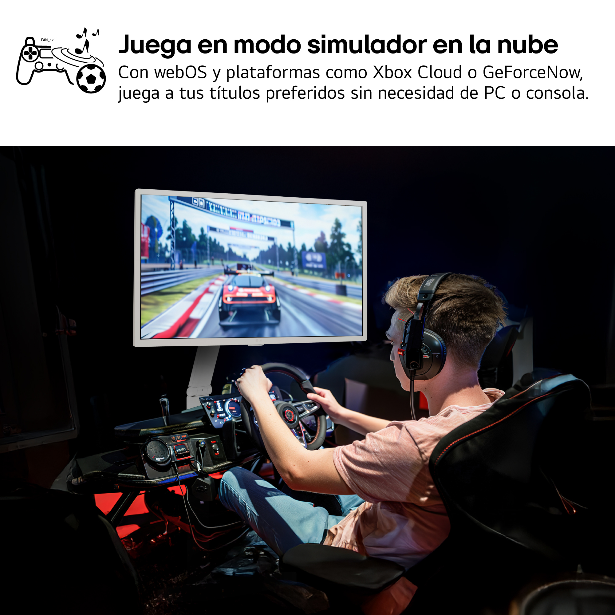 Una persona con auriculares jugando en un simulador de carreras. Una pantalla muestra un juego de carreras.