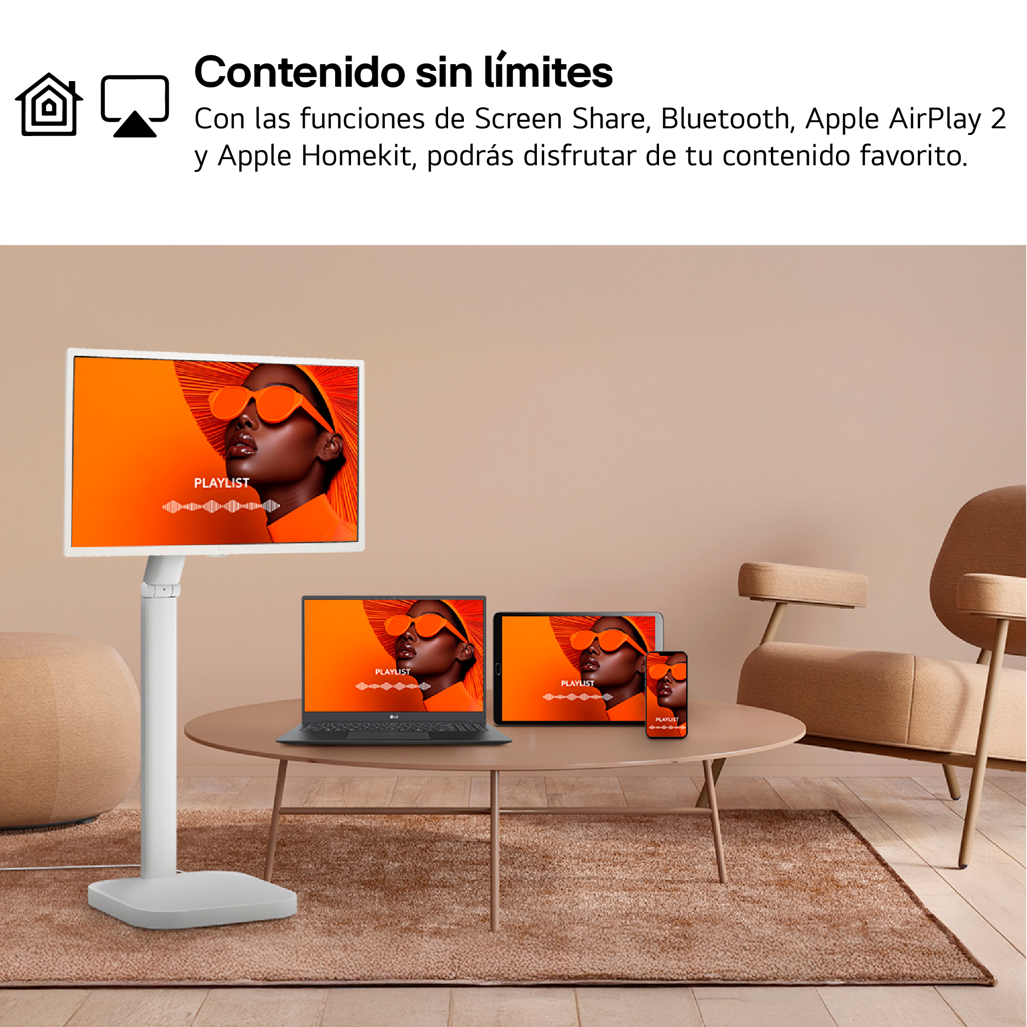 Salón con TV, portátil, tableta y teléfono mostrando contenido naranja. También hay una silla y una alfombra.
