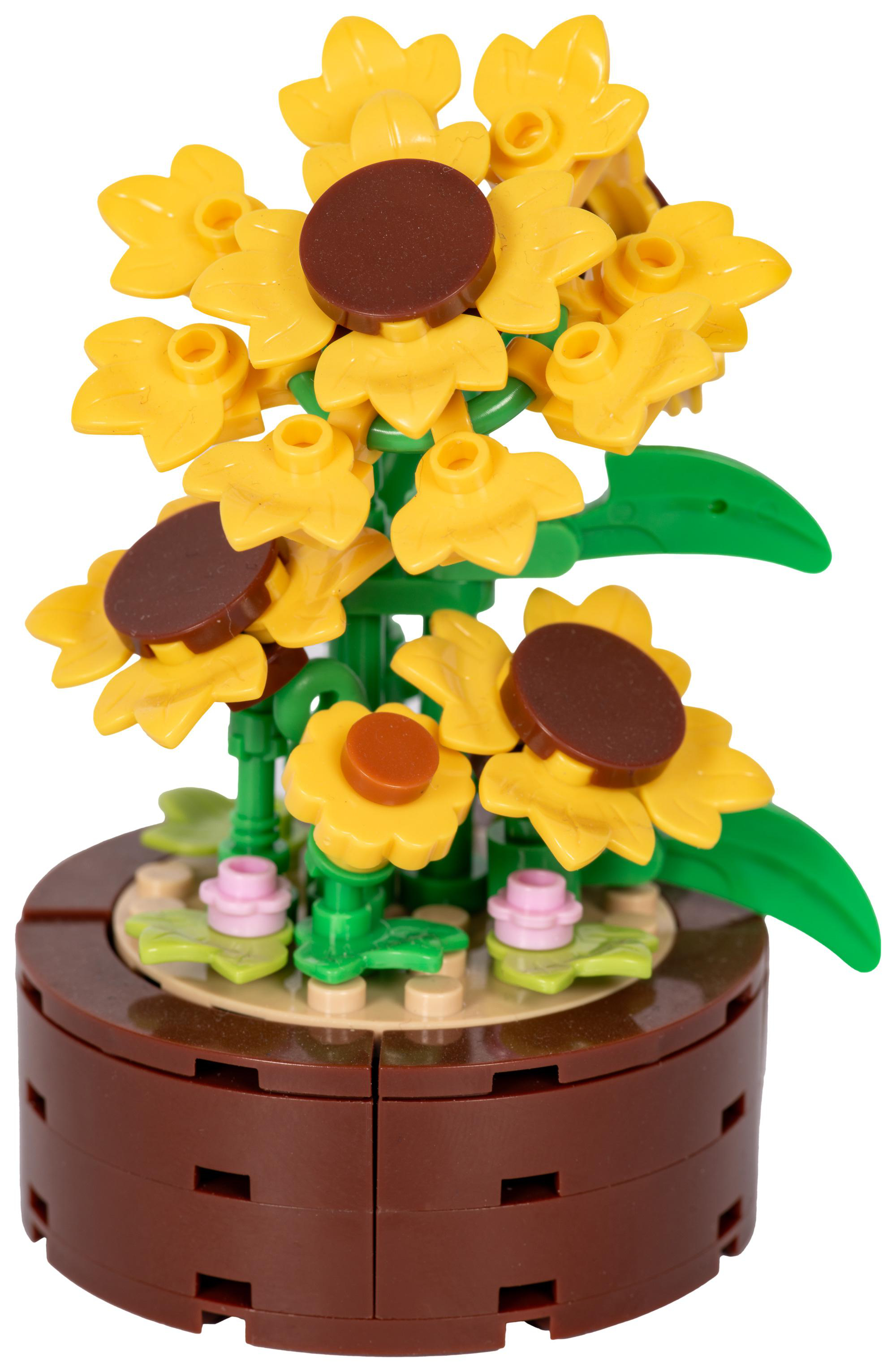 Ein Lego-Sonnenblumenstrauß in einem braunen Topf. Die Blumen sind gelb mit braunen Zentren und grünen Stielen und Blättern.