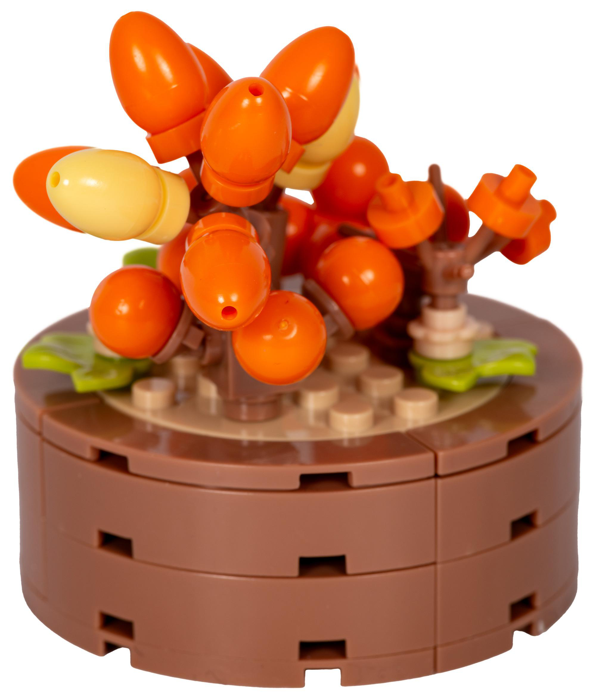 Ein Lego-Modell eines Baumes mit orangefarbenen und gelben Blättern und einer braunen Basis. Der Hintergrund ist weiß.