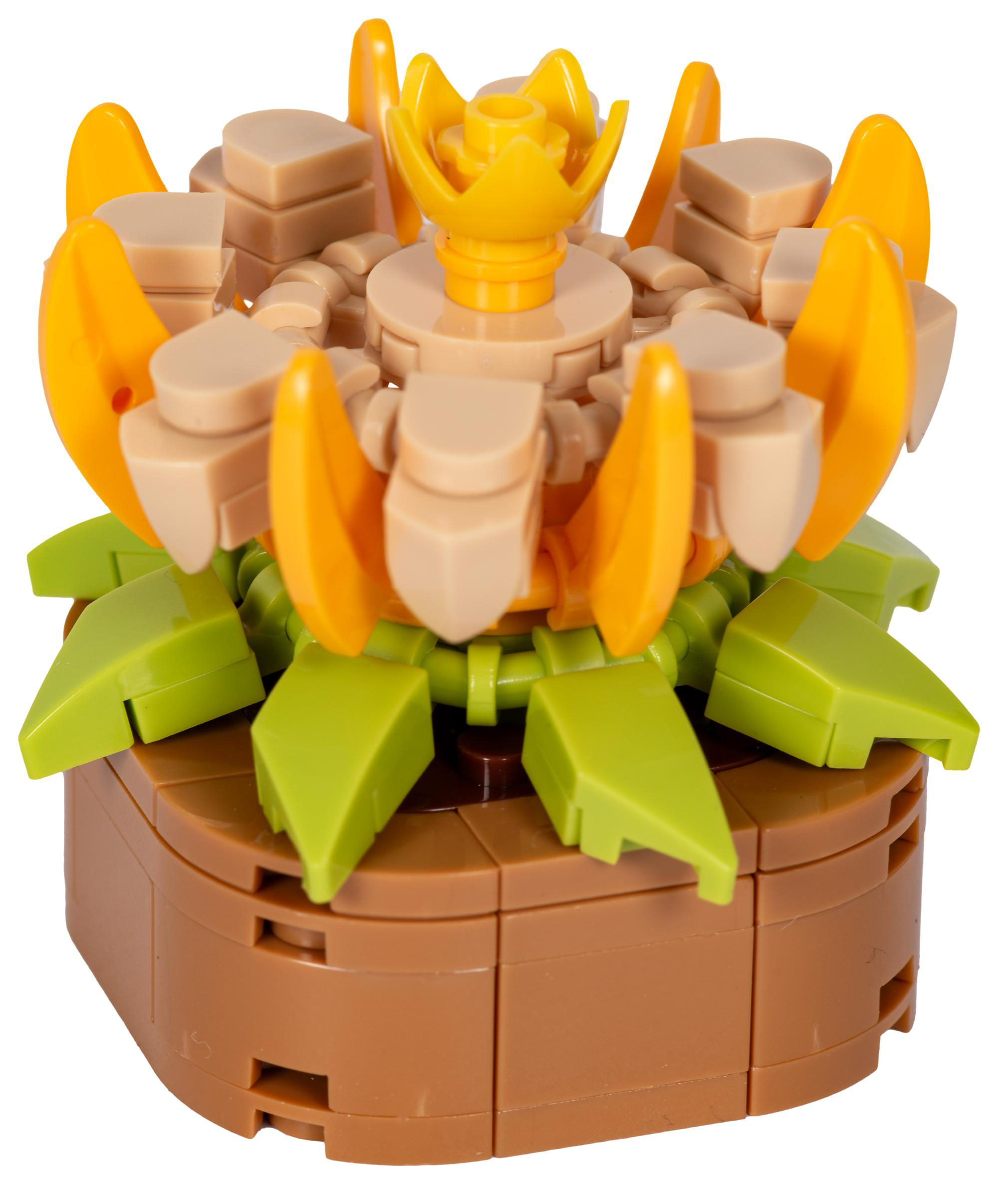 Eine Lego-Blumenskulptur. Sie hat gelbe Blütenblätter und eine braune Basis mit grünen Blättern.