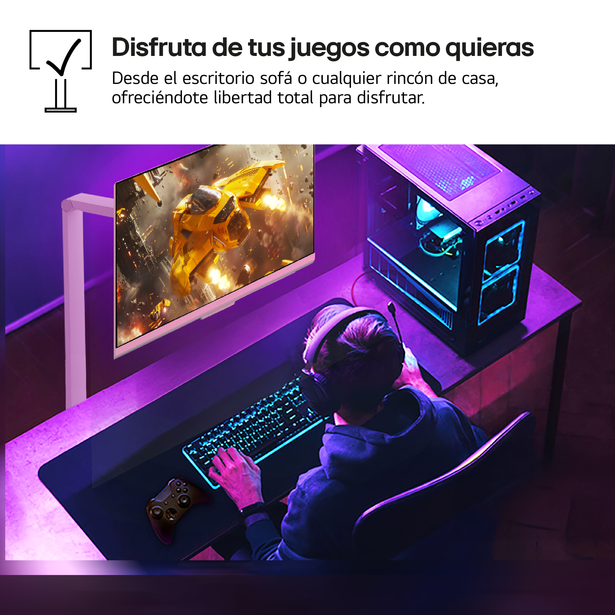 Una persona con auriculares está jugando. Hay una computadora, un teclado y un controlador de juegos en el escritorio.