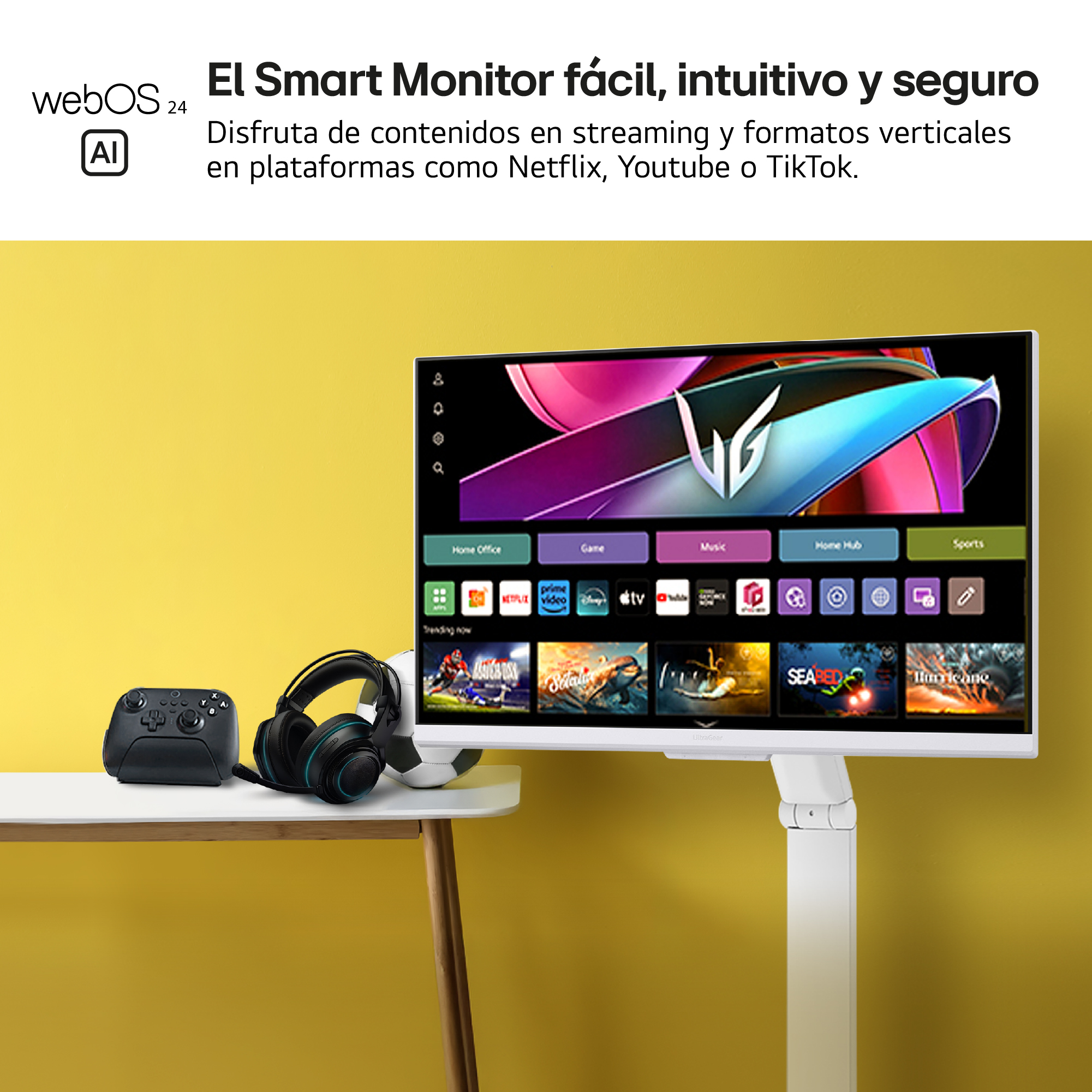 Un monitor muestra aplicaciones de streaming. Un mando y auriculares están sobre una mesa. Pared amarilla al fondo.