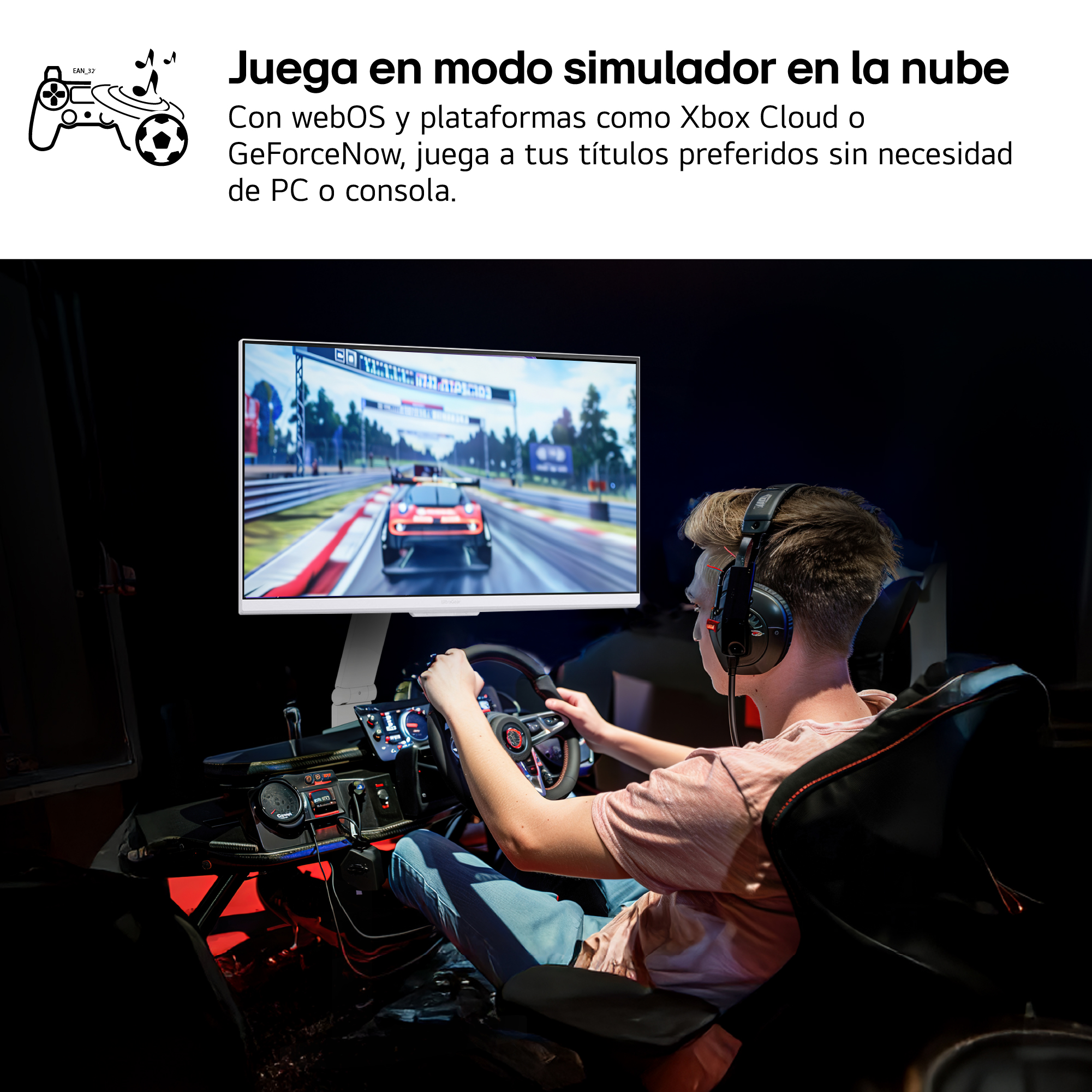 Una persona con auriculares usa un simulador de carreras. Una pantalla muestra una carrera de coches. La escena es oscura con iluminación roja.