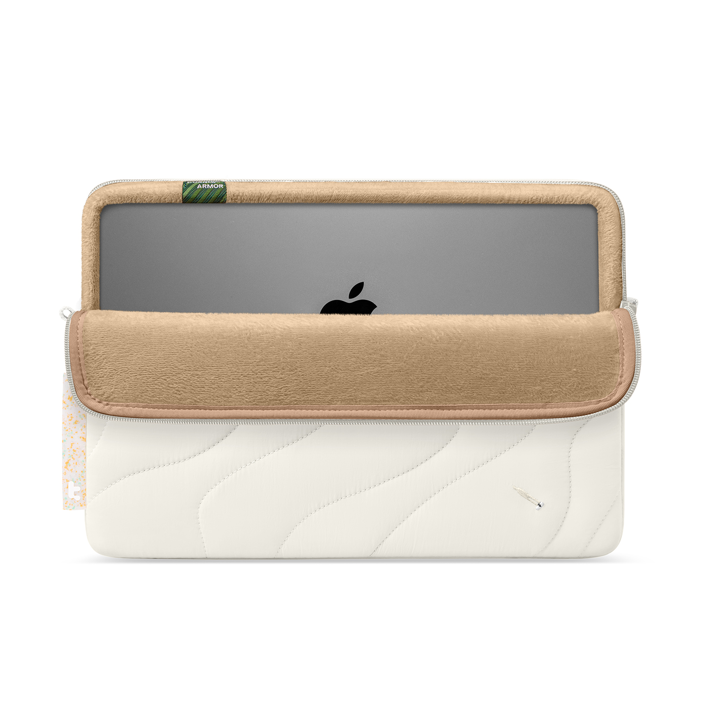 Açık dizüstü bilgisayar çantası, beyaz kapitone dış kısım, ten rengi iç astar. İçinde bir Apple dizüstü bilgisayar var. Çantanın bir etiketi ve fermuarı var.