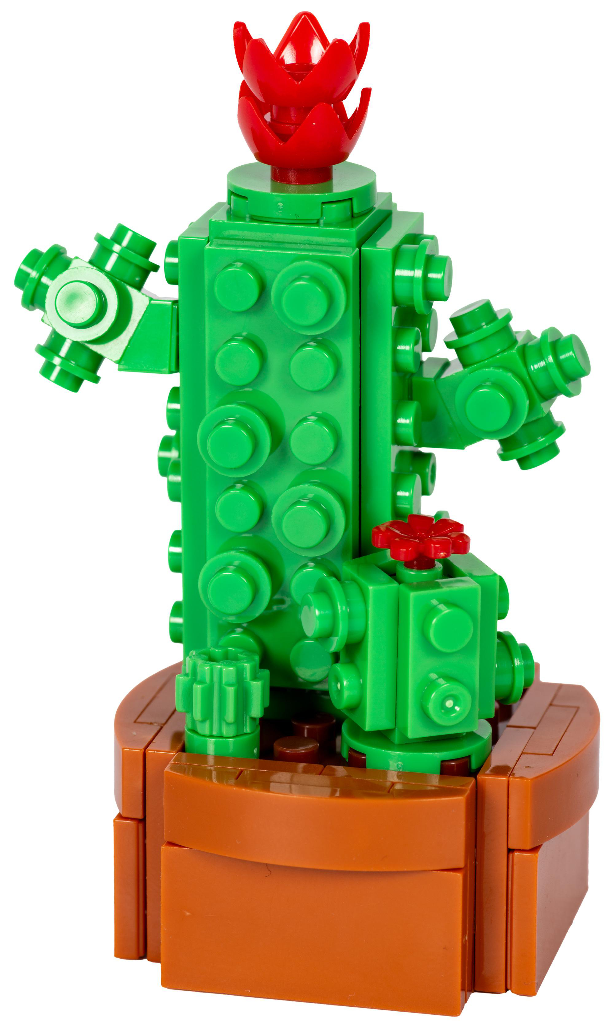 Ein Lego-Kaktus mit grünem Körper, roter Blume und braunem Topf. Der Kaktus hat mehrere grüne Arme mit kleinen grünen Blüten.