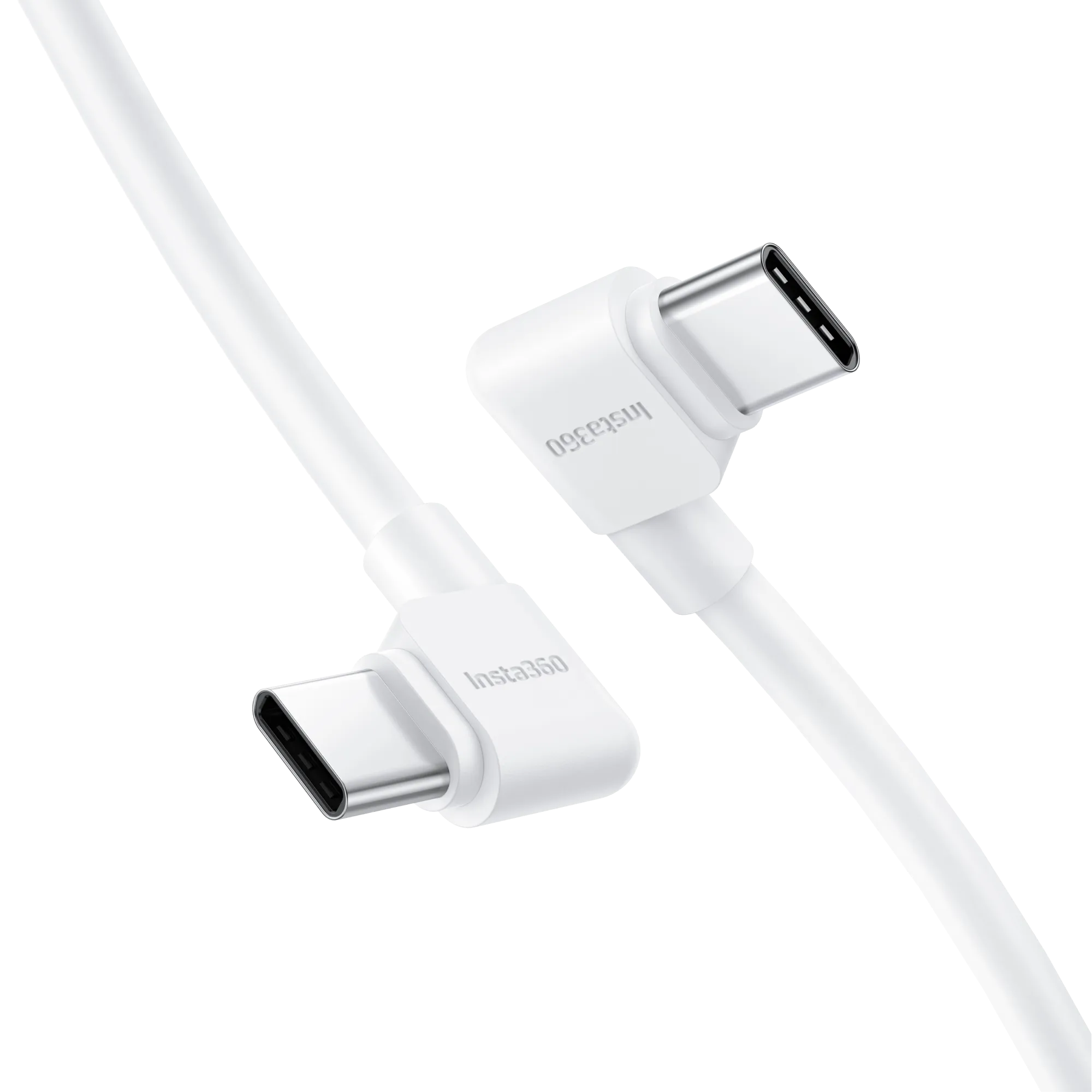 Zwei weiße USB-C-Kabel, abgewinkelt, auf schwarzem Hintergrund. Ein Kabel ist fokussiert. Insta360-Logo auf den Anschlüssen.