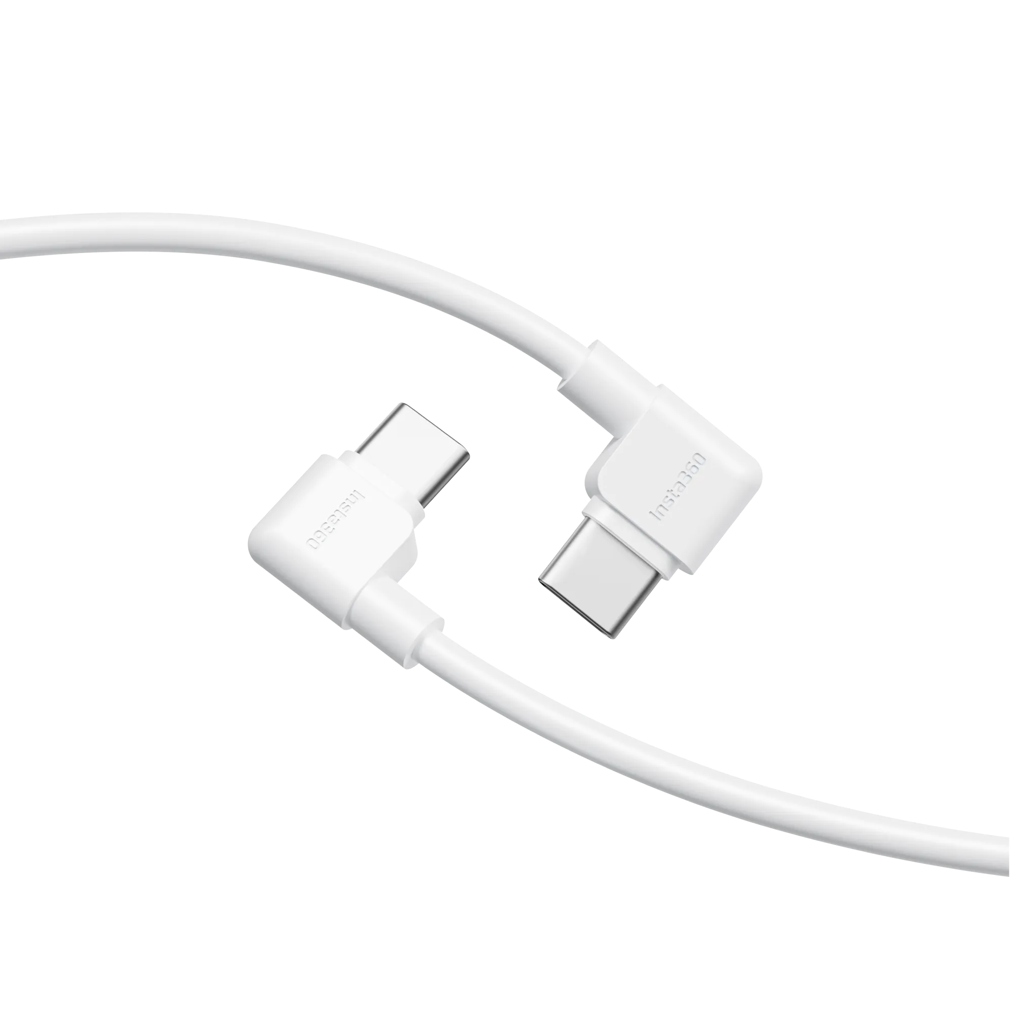 Zwei weiße Insta360 USB-C-Kabel auf schwarzem Hintergrund. Jedes Kabel hat einen 90-Grad-Winkelstecker.