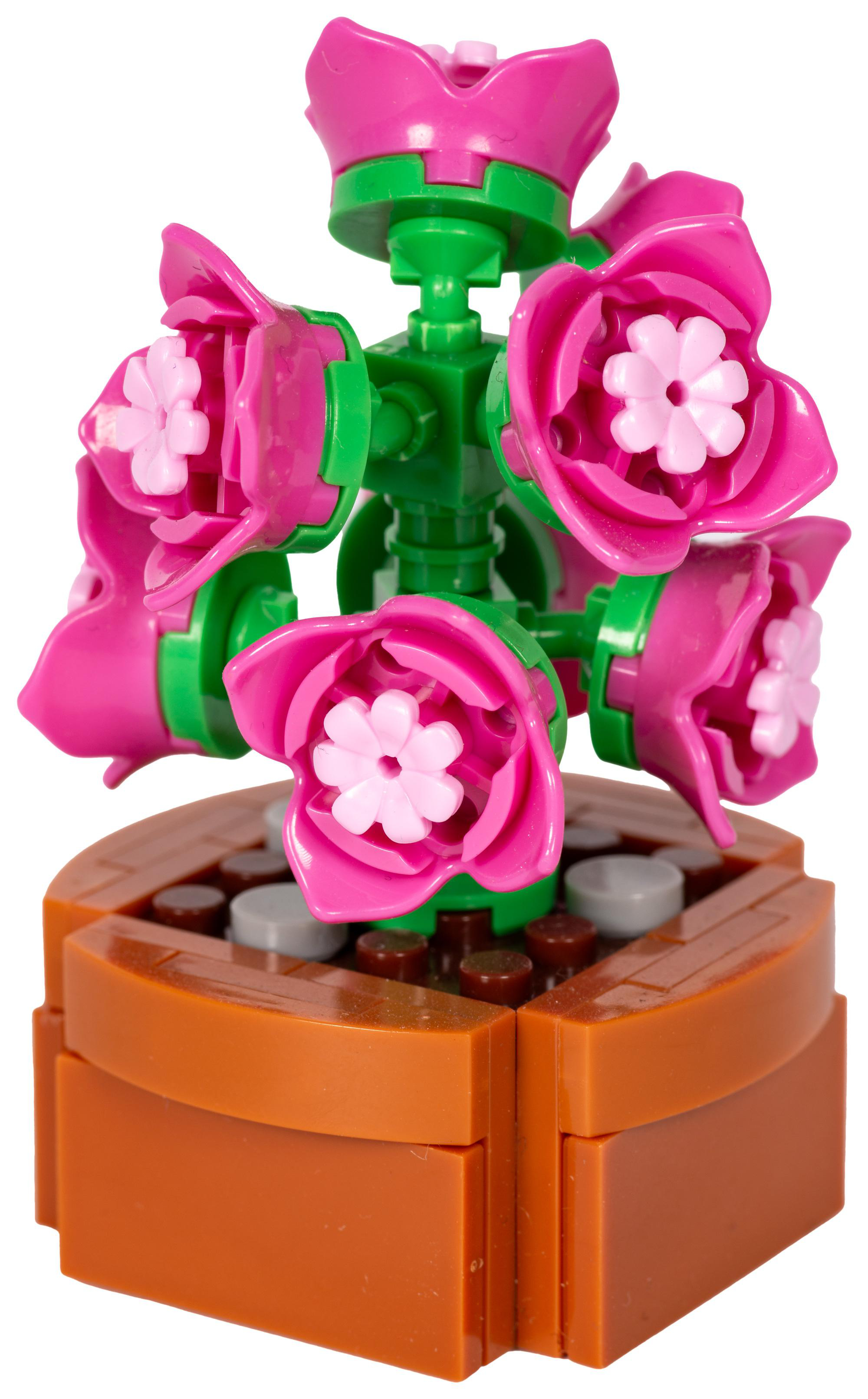 Ein Lego-Blumenarrangement. Pinke Blumen mit hellrosa Zentren stehen in einem orangefarbenen Topf.