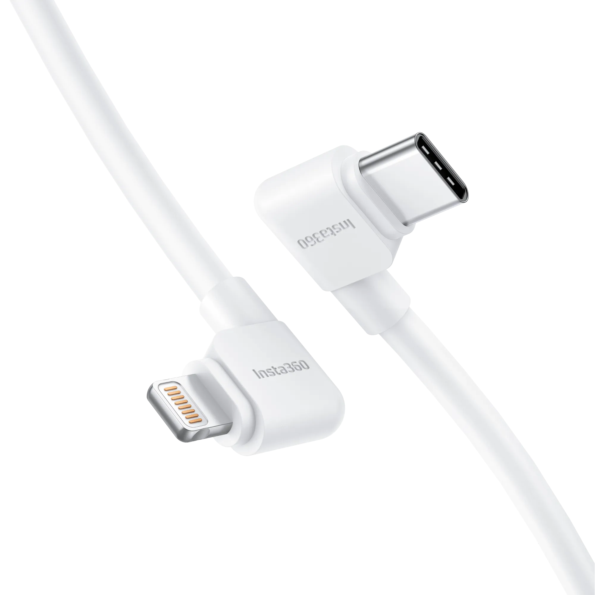 Zwei weiße Insta360-Ladekabel mit unterschiedlichen Anschlüssen auf schwarzem Hintergrund. Eines ist Lightning, das andere USB-C.