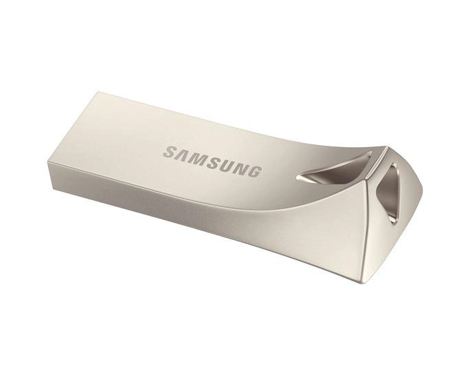 Ein silberner Samsung USB-Stick. Der Markenname ist sichtbar. Er hat ein gebogenes Design mit einem Loch an einem Ende.