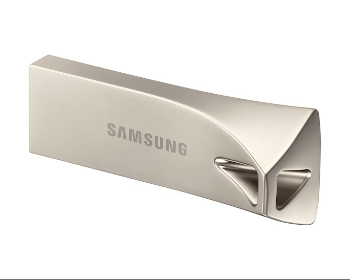 Ein silberner Samsung USB-Stick. Er hat abgerundete Kanten und ein geometrisches Design am Ende. Der Markenname ist aufgedruckt.