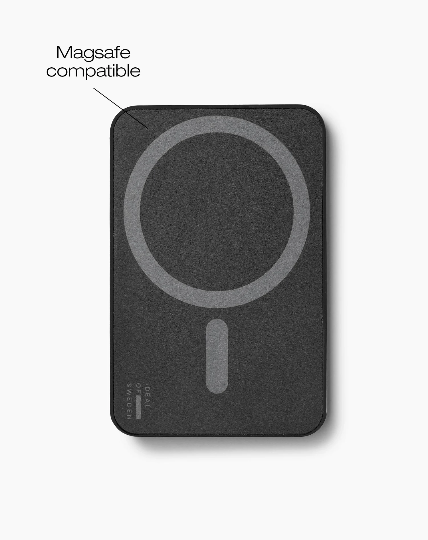 Fekete Magsafe kompatibilis töltőpad. Van rajta egy kör és egy vonal, mely a töltési területet jelöli. A háttér fehér.