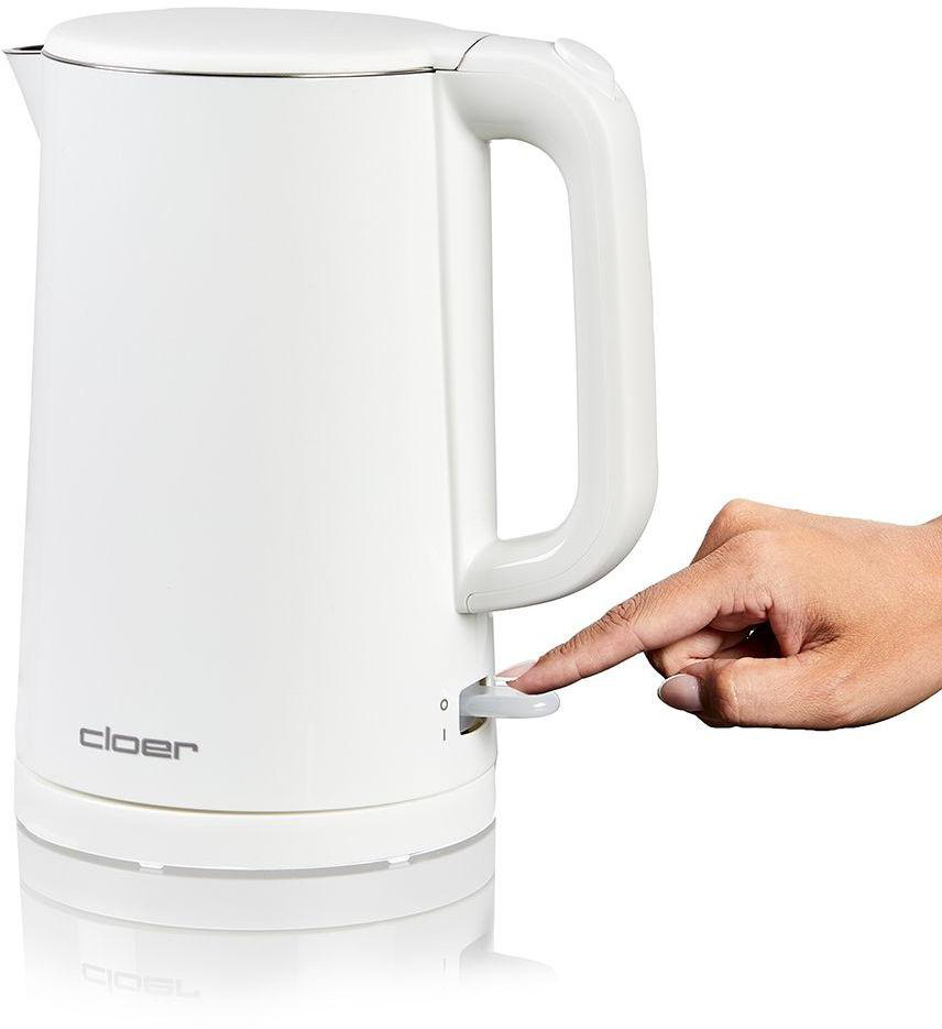 Ein weißer Wasserkocher, dessen Schalter von einer Hand betätigt wird. Der Wasserkocher hat einen Griff, und die Marke 'cloer' ist sichtbar.