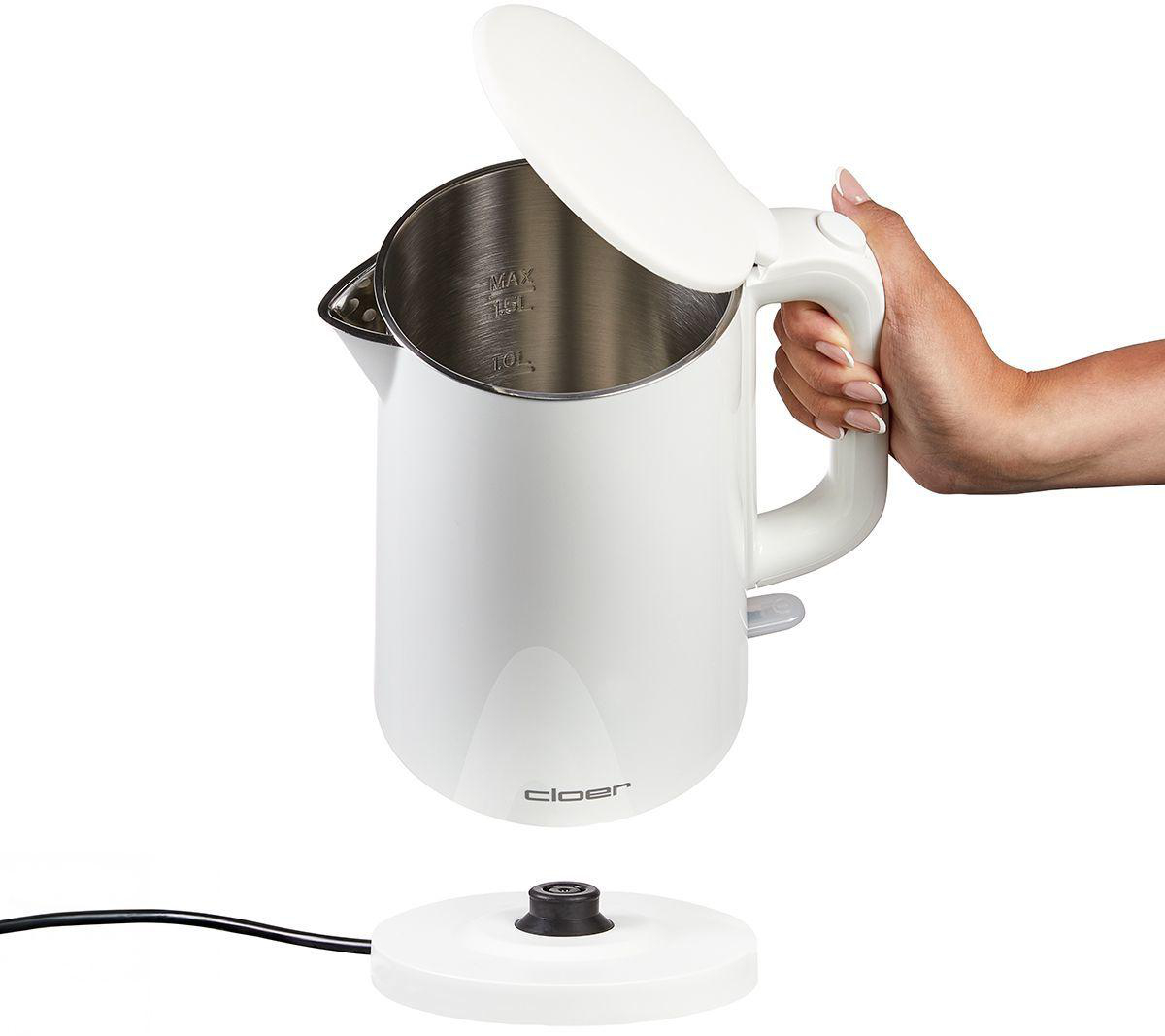 Ein weißer Wasserkocher mit geöffnetem Deckel wird von einer Hand gehalten. Der Wasserkocher steht auf seinem Sockel. Der Markenname 'cloer' ist sichtbar.