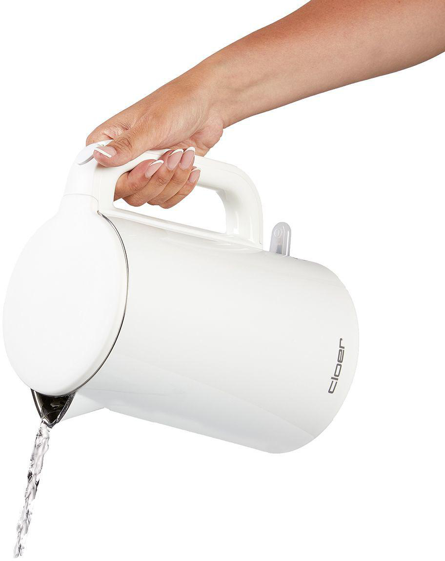 Ein weißer Wasserkocher mit einer Hand, die Wasser ausgießt. Eine Hand hält den Griff. Der Markenname ist in Schwarz sichtbar.
