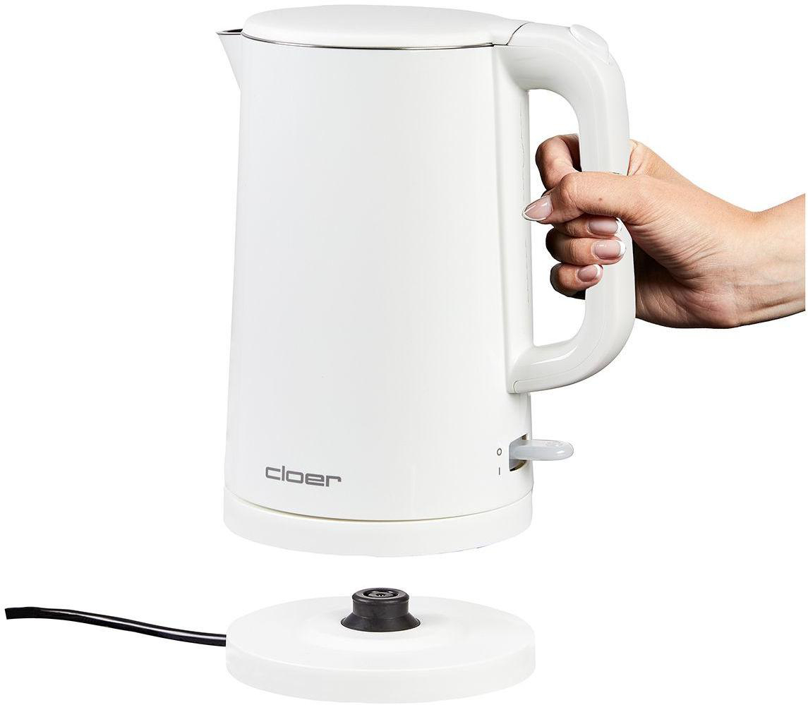 Ein weißer Wasserkocher mit einem Griff, der von einer Hand gehalten wird. Der Wasserkocher steht auf einem weißen Sockel. Die Marke ist 'cloer'.