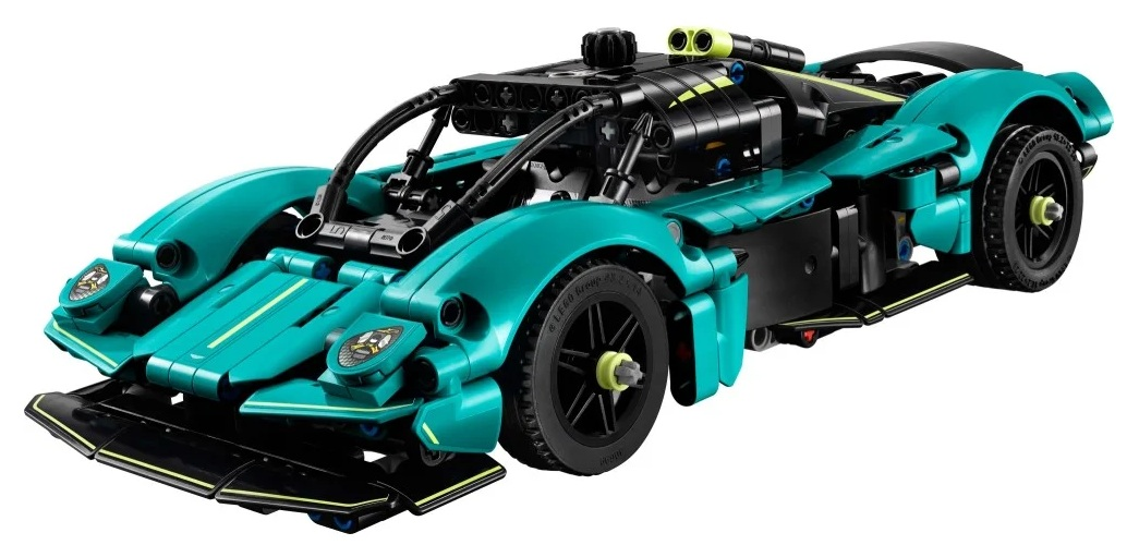 Samochód sportowy Lego Technic. Samochód jest turkusowy z czarnymi akcentami, czarnymi kołami i żółto-zielonymi detalami. Samochód jest na białym tle.